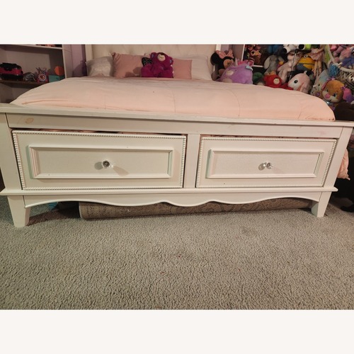 Used American Furniture Alliance White Wood Full Bed for sale on AptDeco