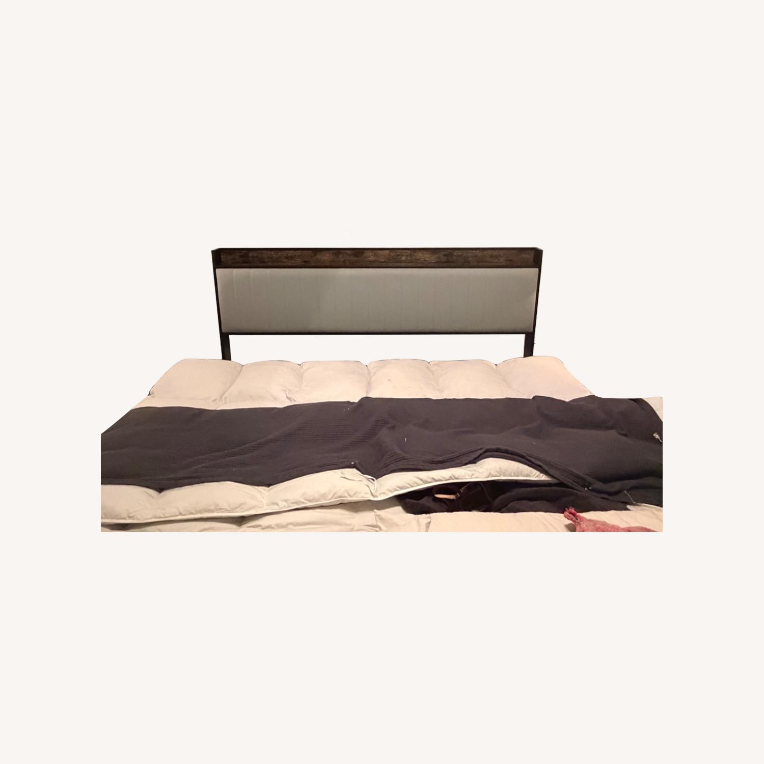 Amazon Elevon Light Gray Fabric King Bed - image-0