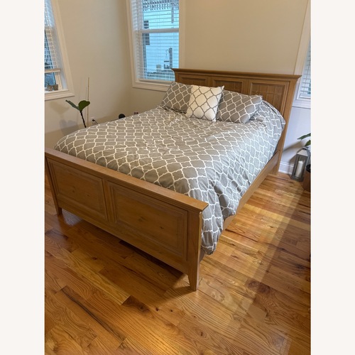 Used Thomasville Furniture Industries Queen Bed for sale on AptDeco
