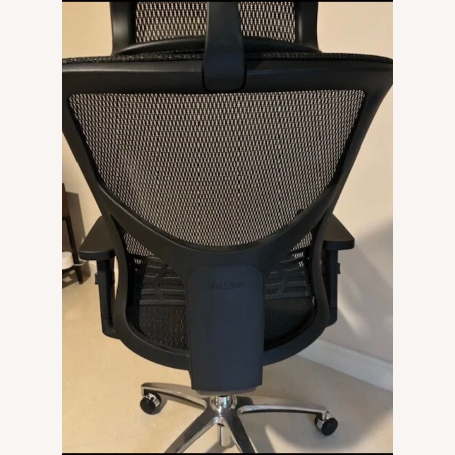 Uplift J3 Ergonomic Chair - image-3