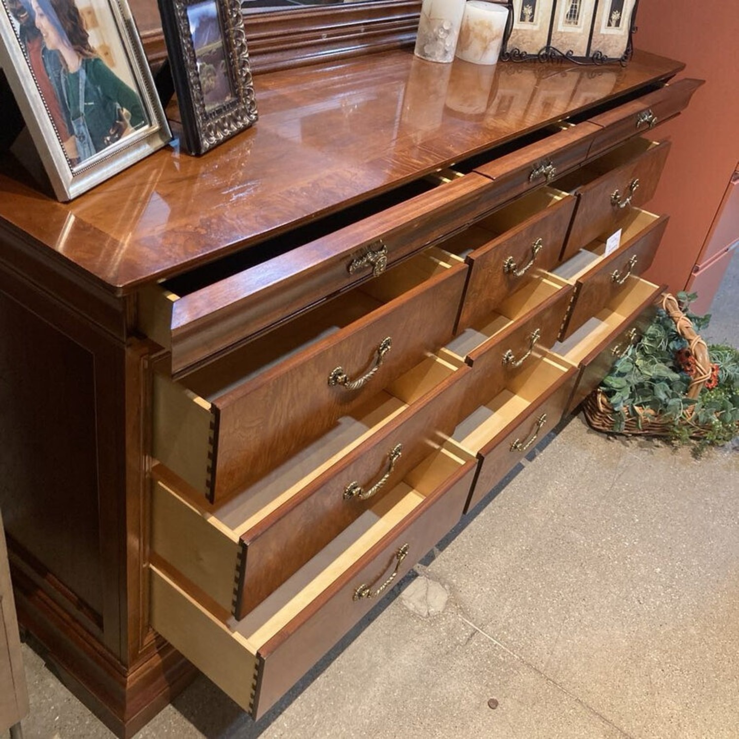 Thomasville Birchwood 12-Drawer w Mirror Dresser - image-14