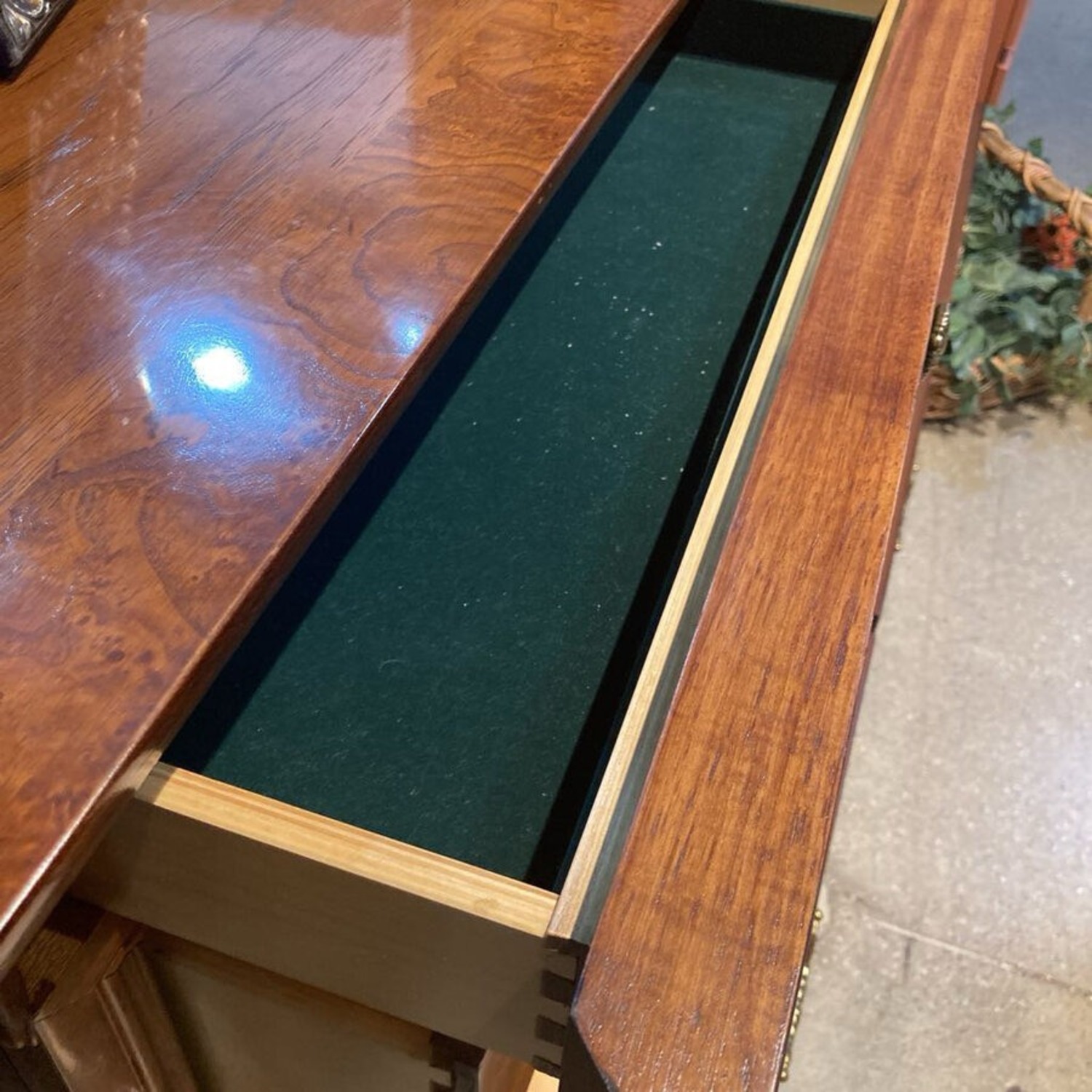 Thomasville Birchwood 12-Drawer w Mirror Dresser - image-4