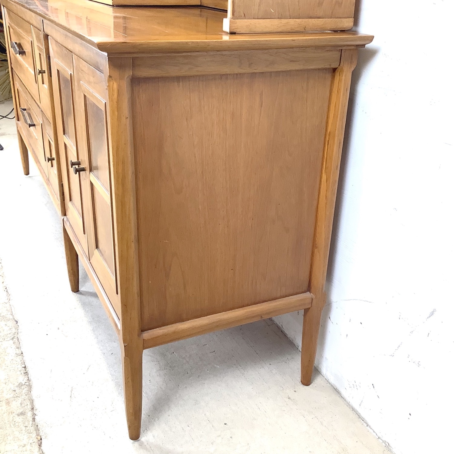 Tomlinson Sophisticate Mid-Century Modern Hutch - image-11