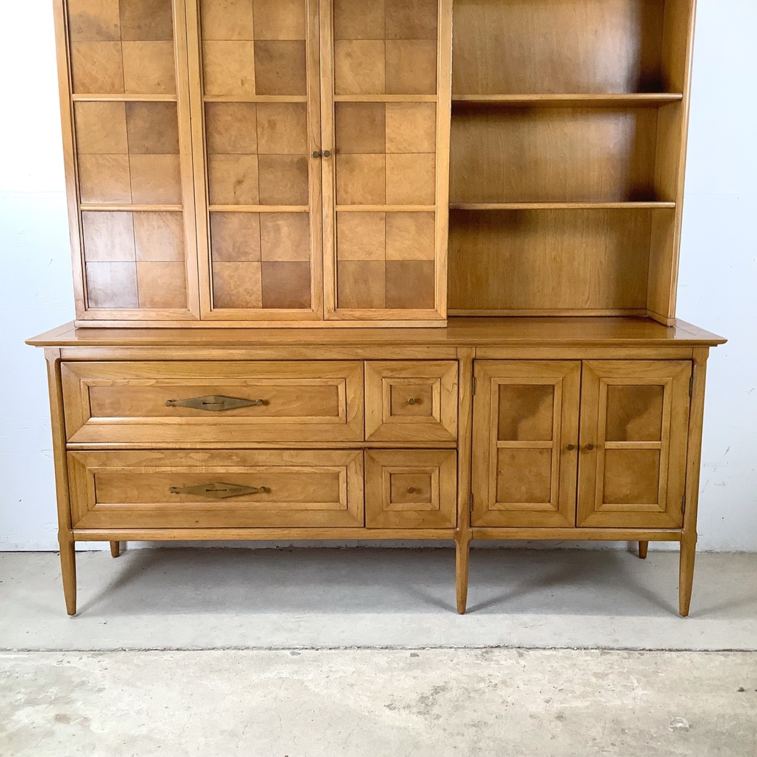 Tomlinson Sophisticate Mid-Century Modern Hutch - image-3