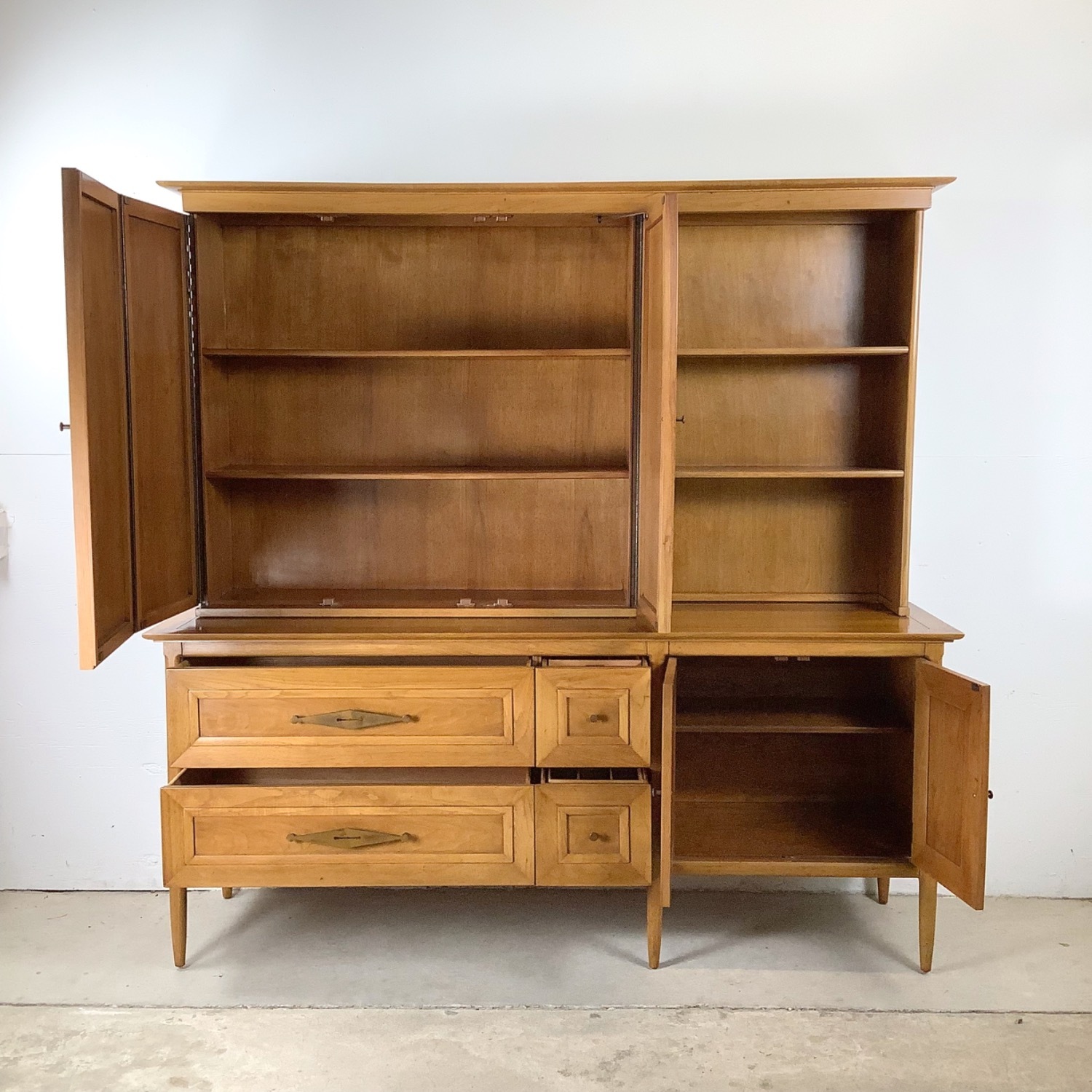 Tomlinson Sophisticate Mid-Century Modern Hutch - image-6