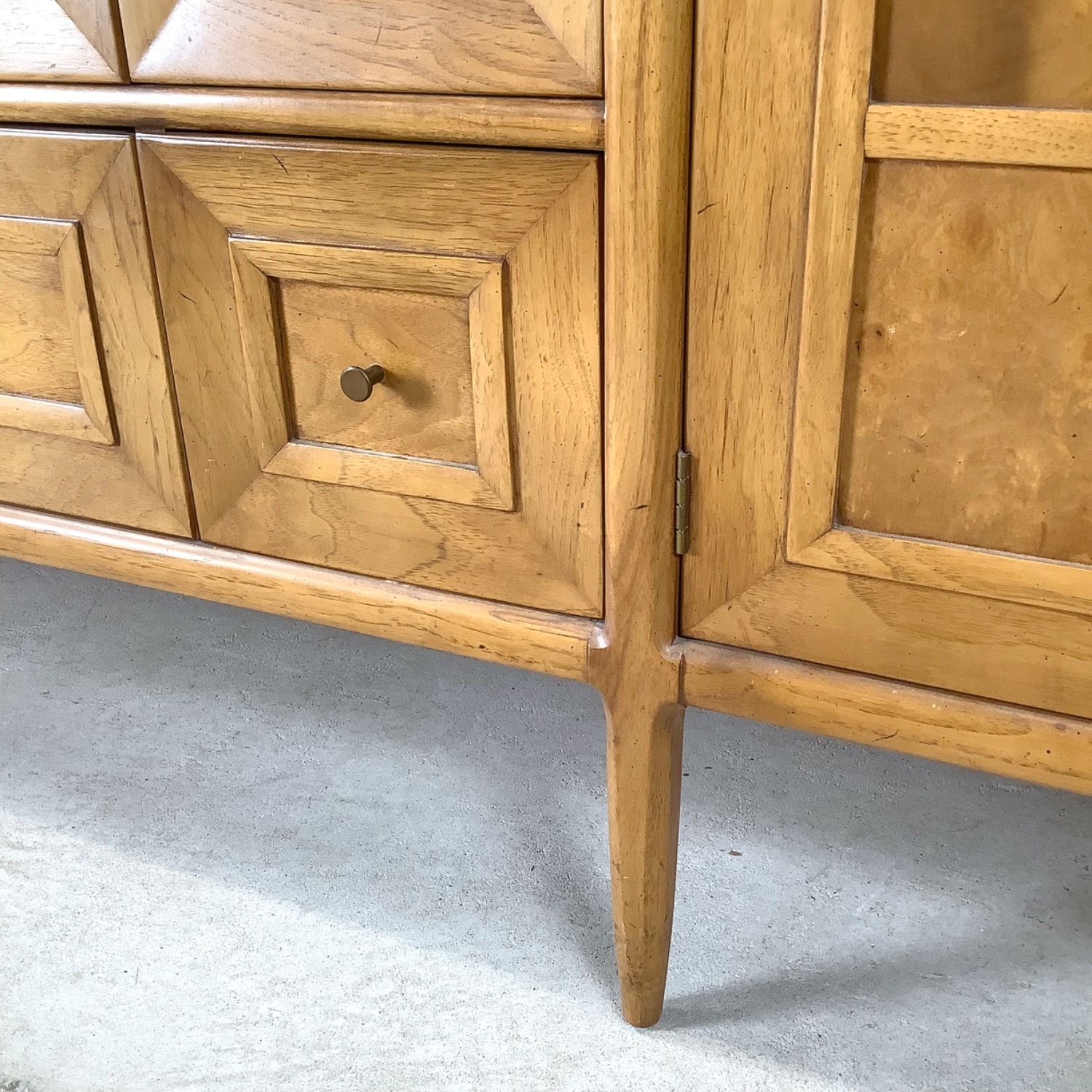 Tomlinson Sophisticate Mid-Century Modern Hutch - image-9