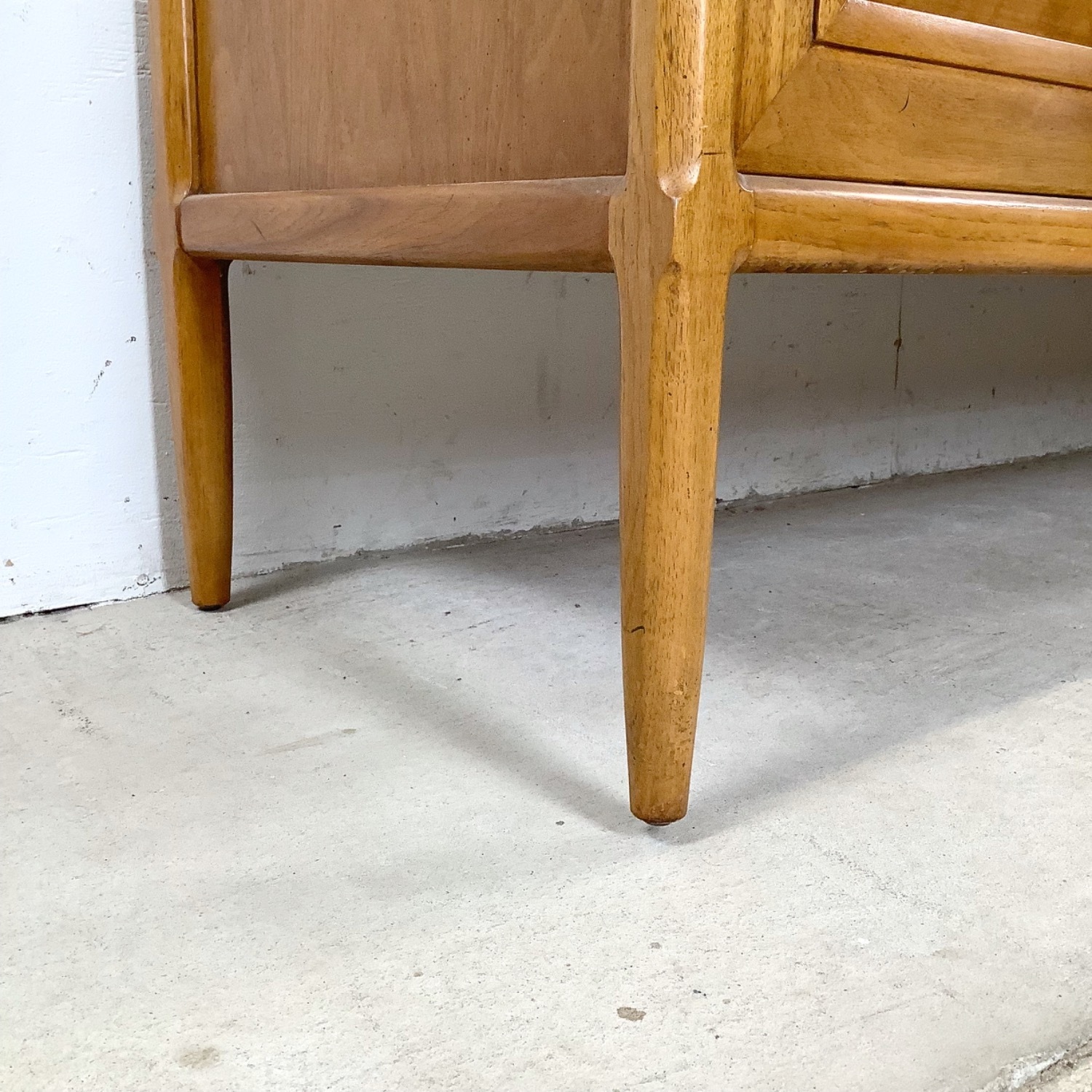 Tomlinson Sophisticate Mid-Century Modern Hutch - image-17