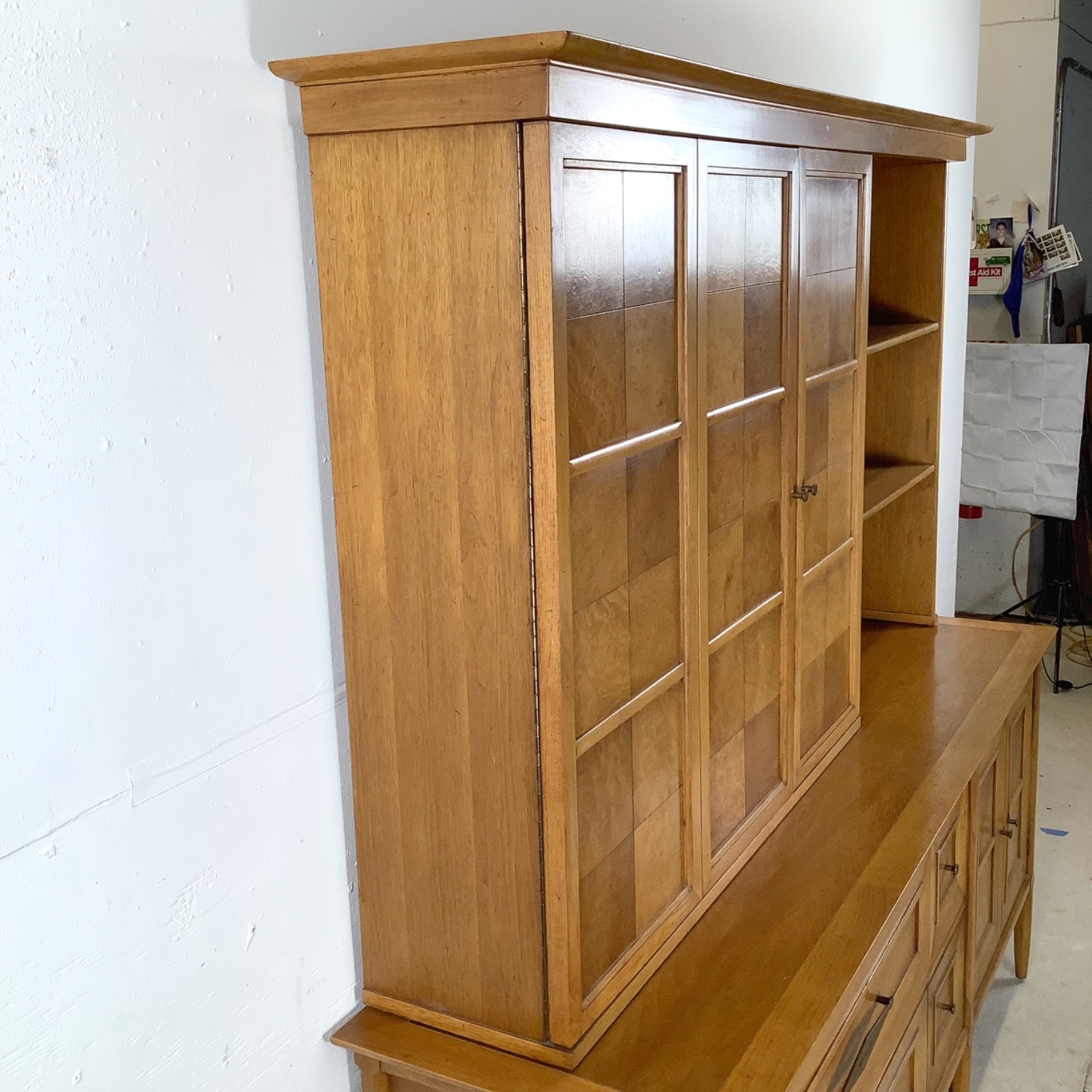 Tomlinson Sophisticate Mid-Century Modern Hutch - image-12