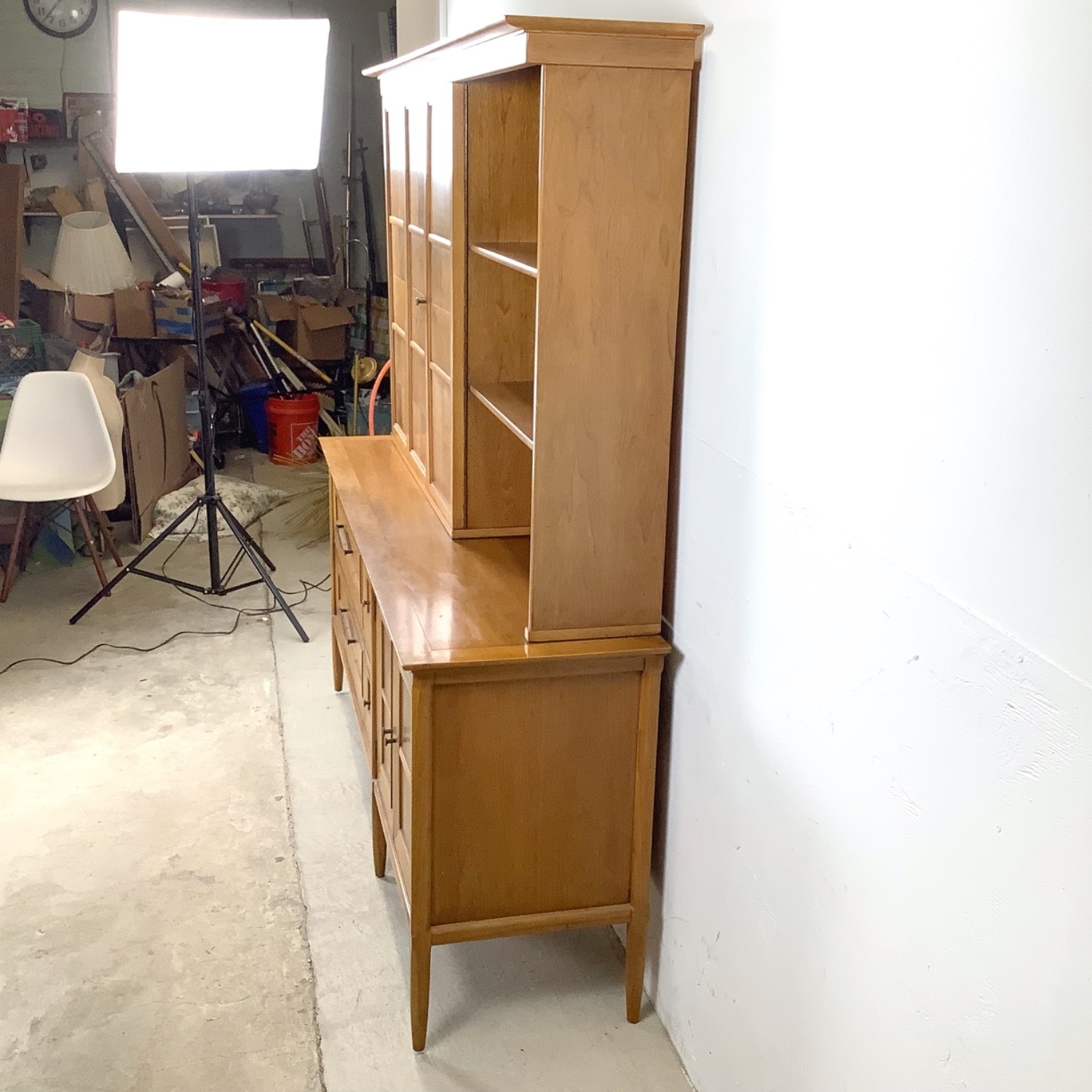 Tomlinson Sophisticate Mid-Century Modern Hutch - image-10