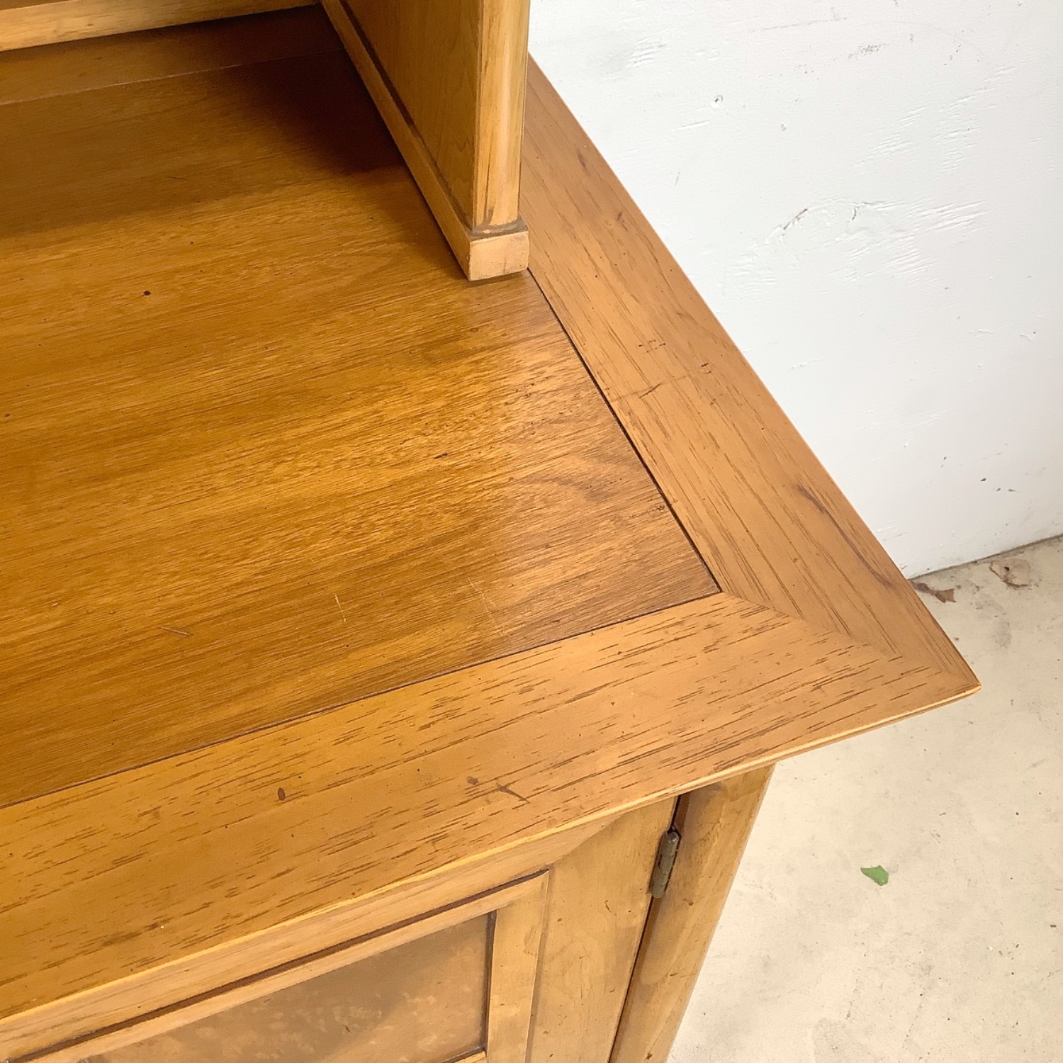 Tomlinson Sophisticate Mid-Century Modern Hutch - image-5