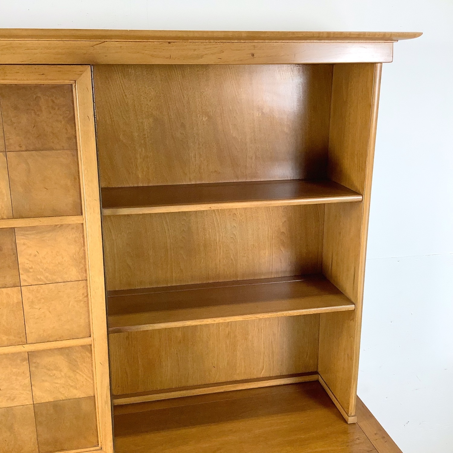 Tomlinson Sophisticate Mid-Century Modern Hutch - image-21