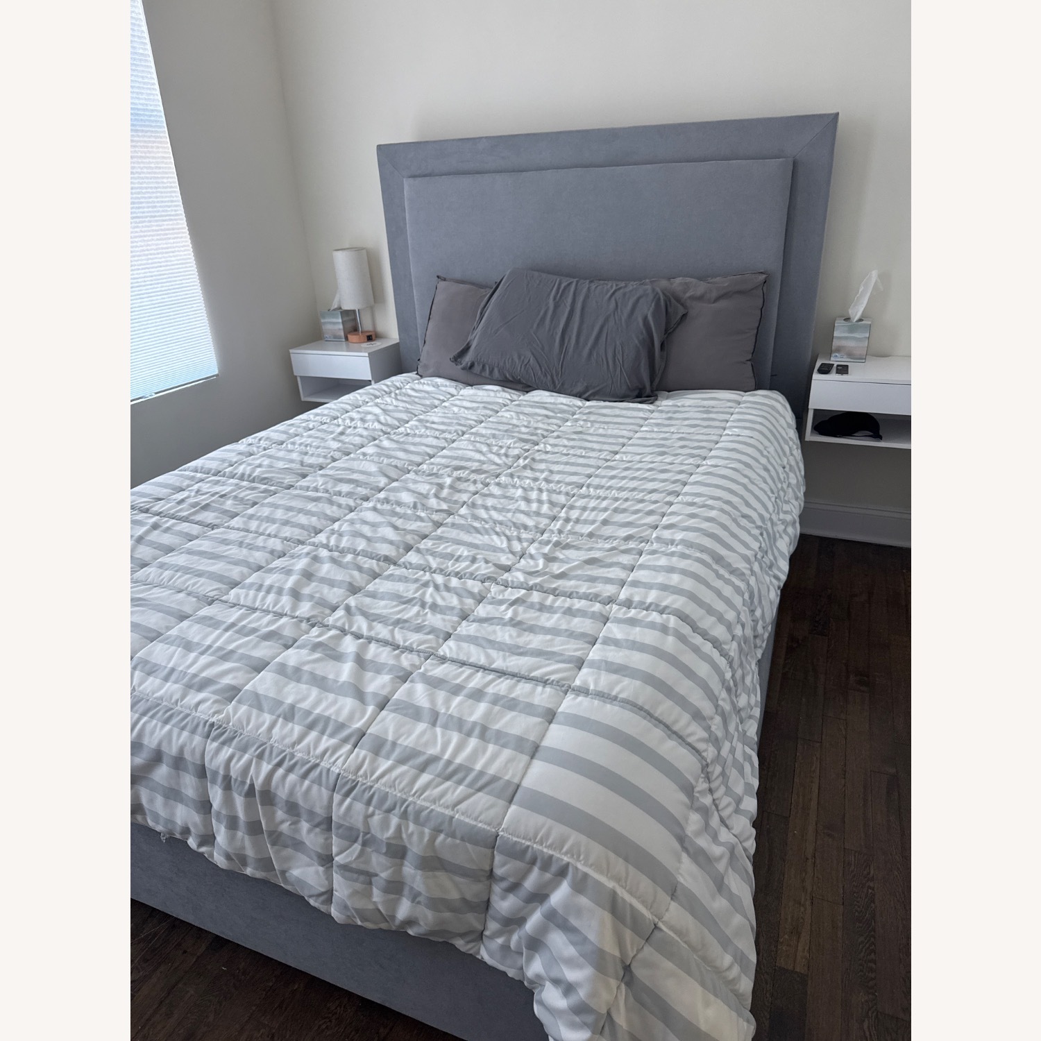 Performa Queen Gray Upholstered Panel Bed - image-4