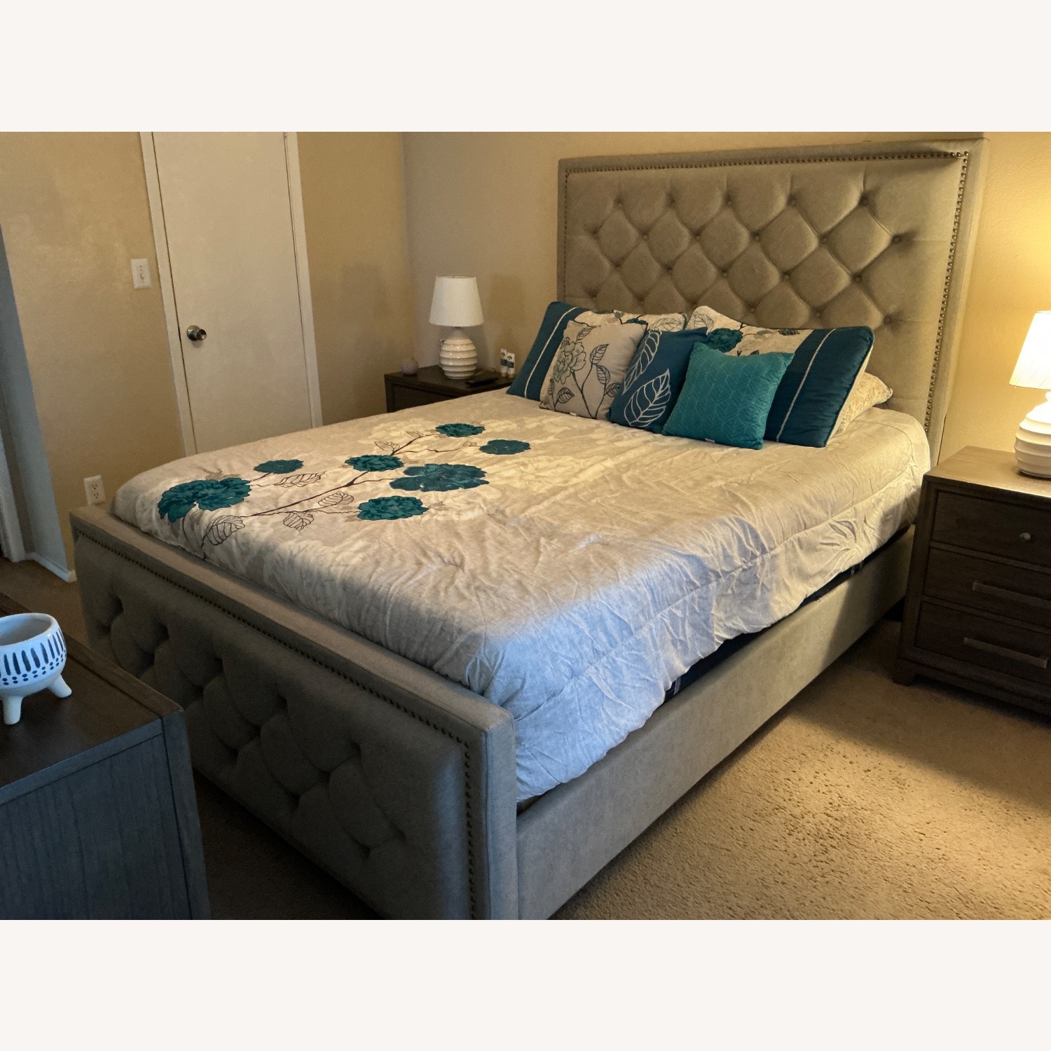 Ashley Furniture Bellvern Light Gray Queen Bed - image-2