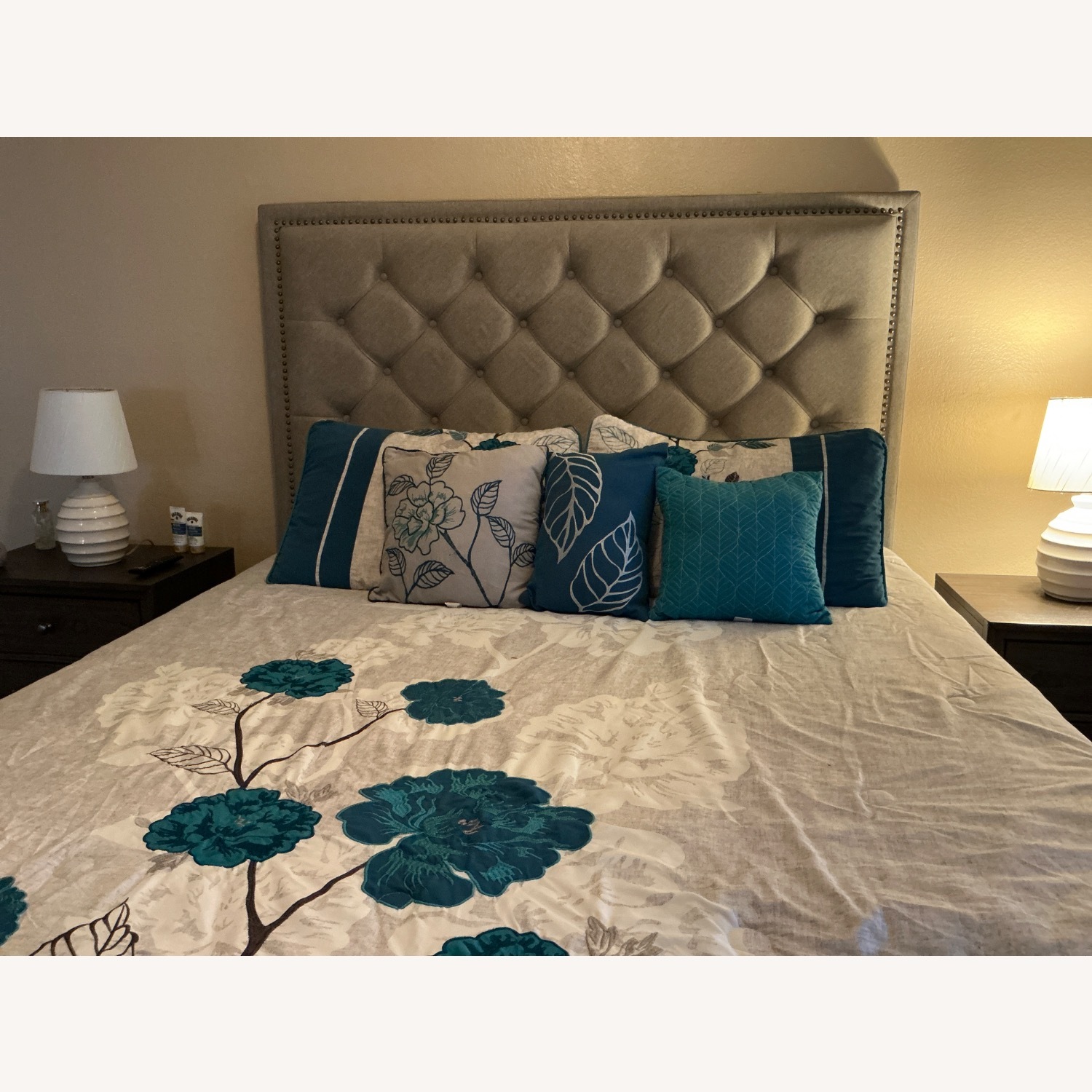 Ashley Furniture Bellvern Light Gray Queen Bed - image-3