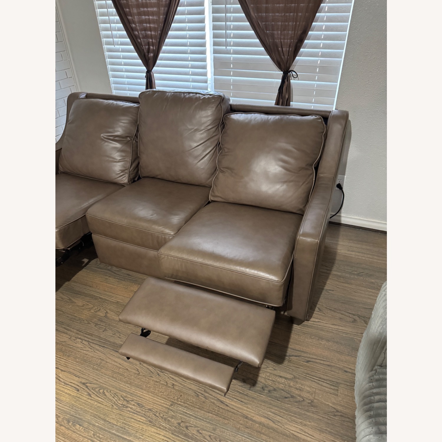 Bassett Dark Brown Leather 3+ Seater Sofa - image-6