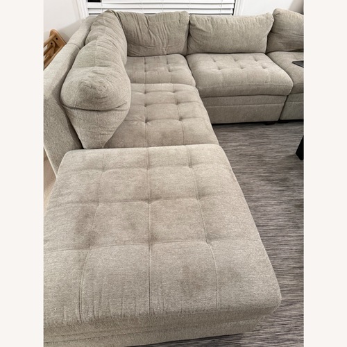 Used Thomasville Tisdale Modular 6-piece Sectional with Storage Ottoman - Beige for sale on AptDeco