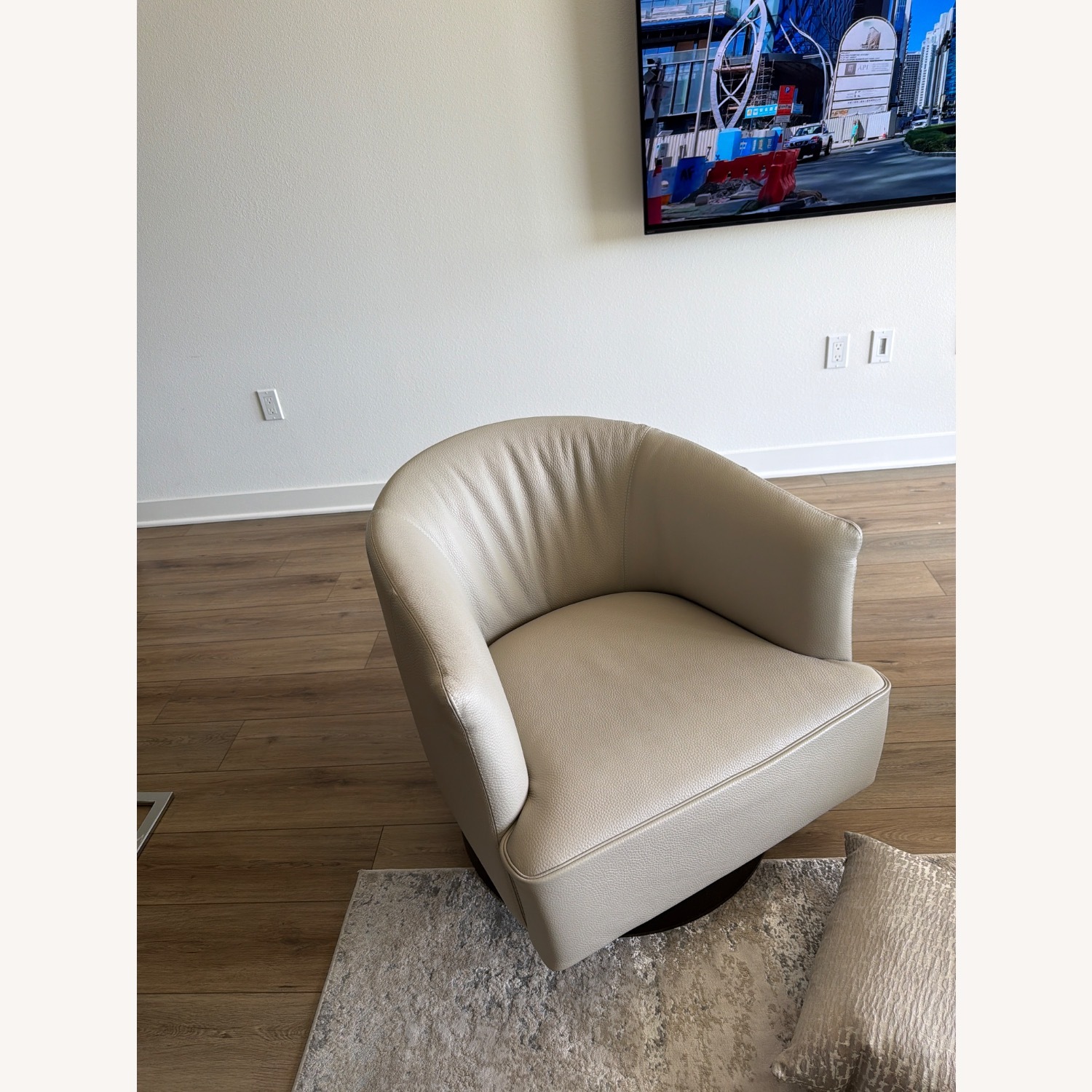 Danta Swivel Chair - image-1