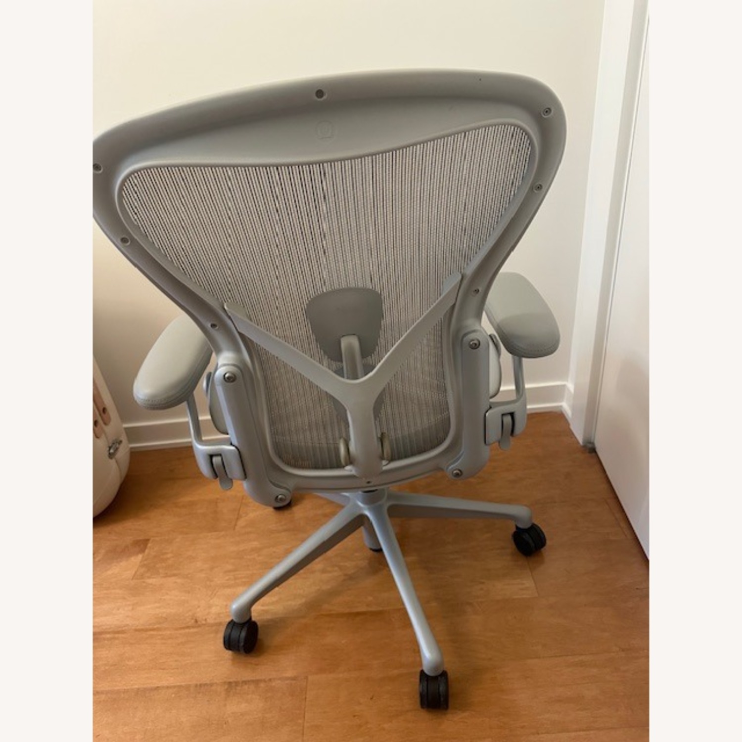 Herman Miller Aeron Chair - image-4