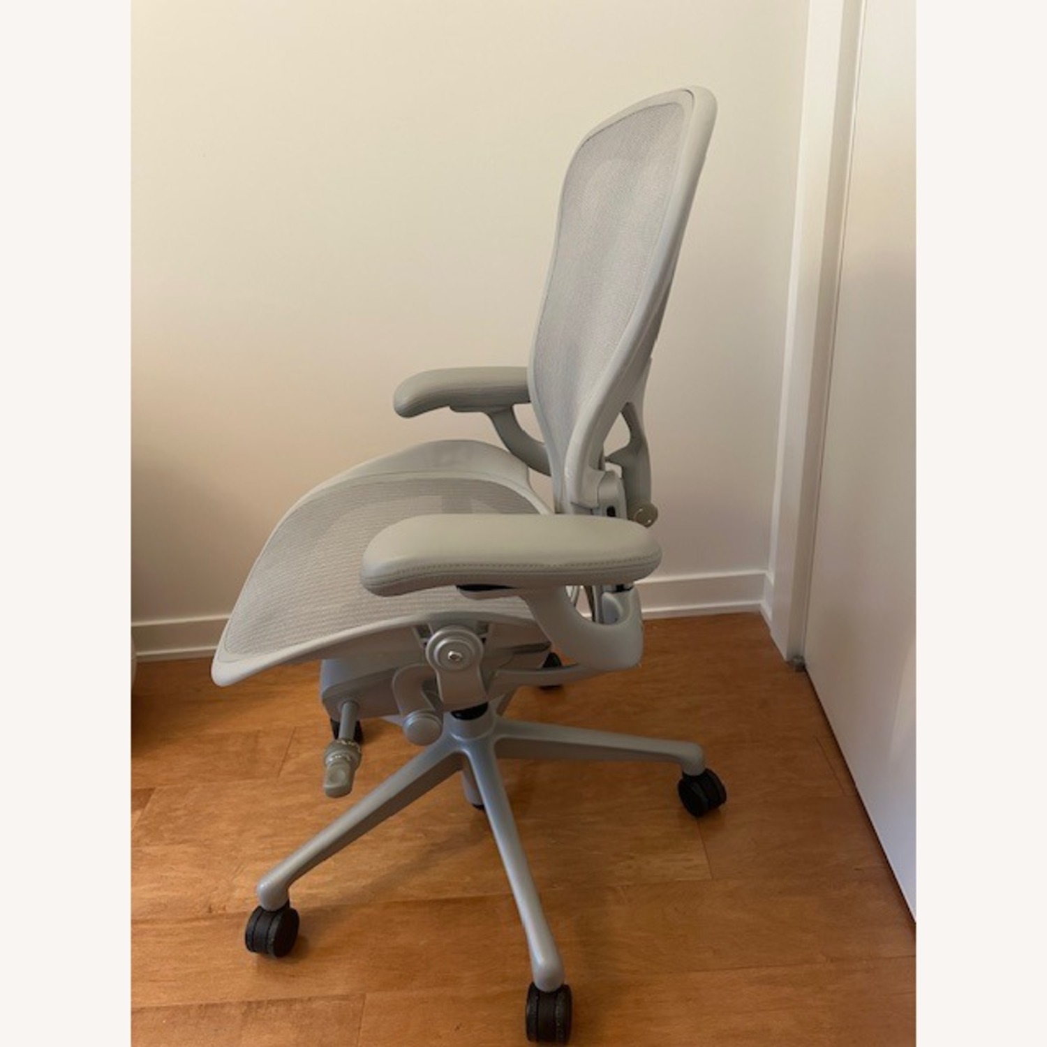 Herman Miller Aeron Chair - image-2