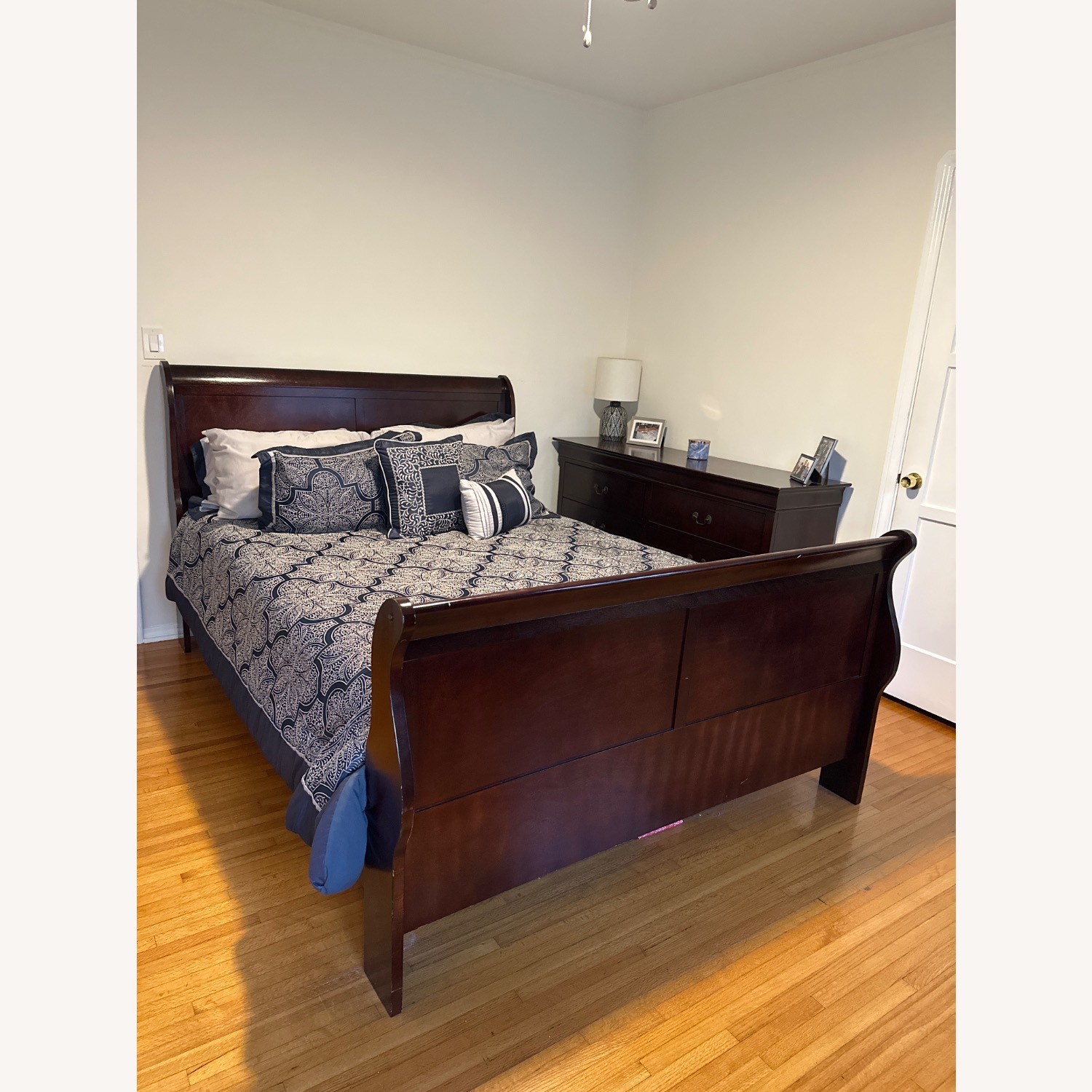 Alisdair Queen Sleigh Bed - image-2