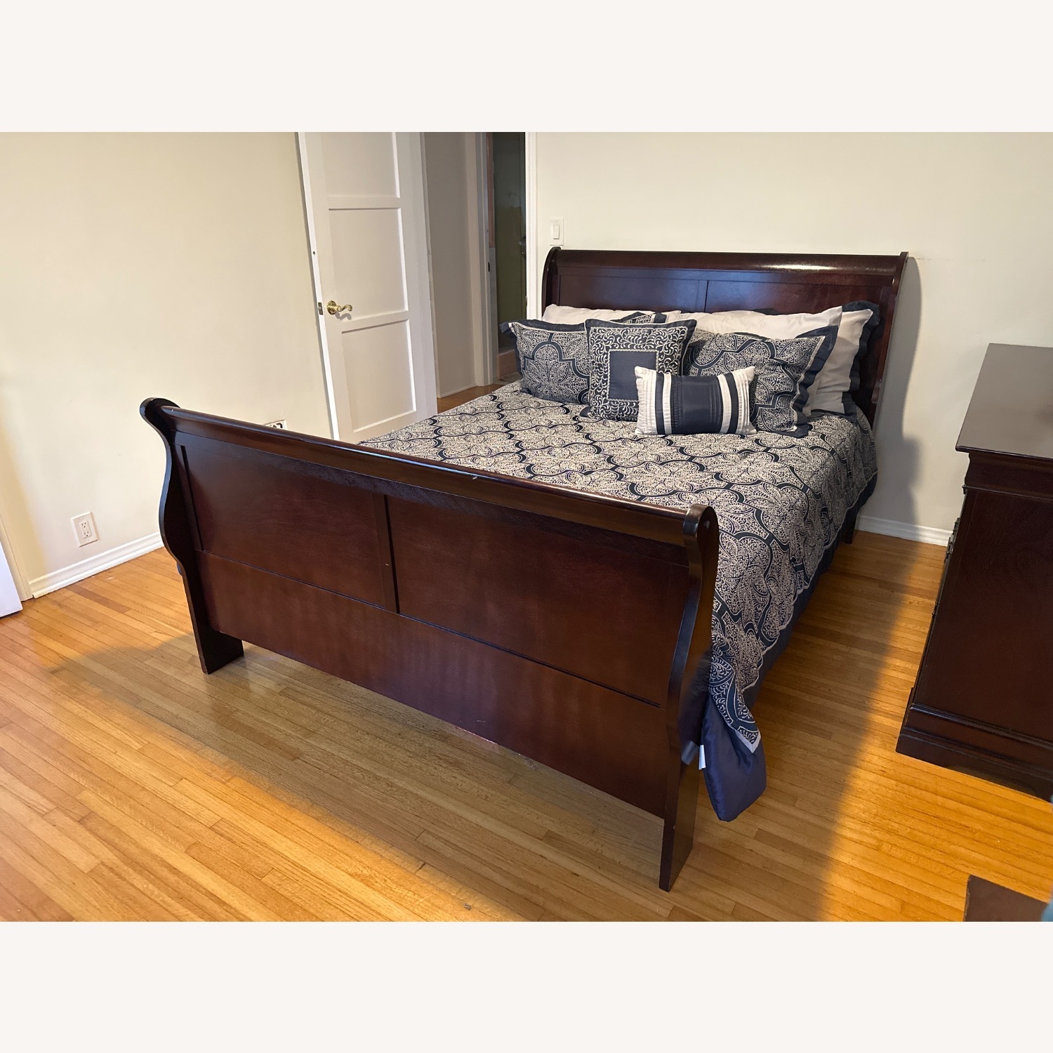 Alisdair Queen Sleigh Bed - image-1