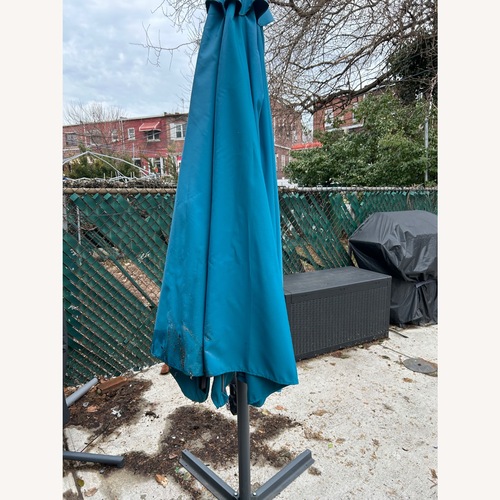 Used Contemporary Umbrella for sale on AptDeco