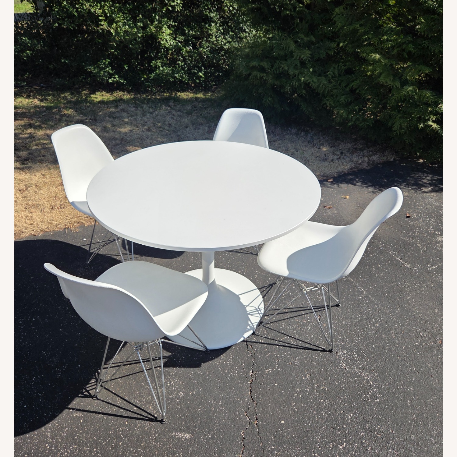 Table 40.5" + 4 Chairs - Dining - White - Plastic - image-1