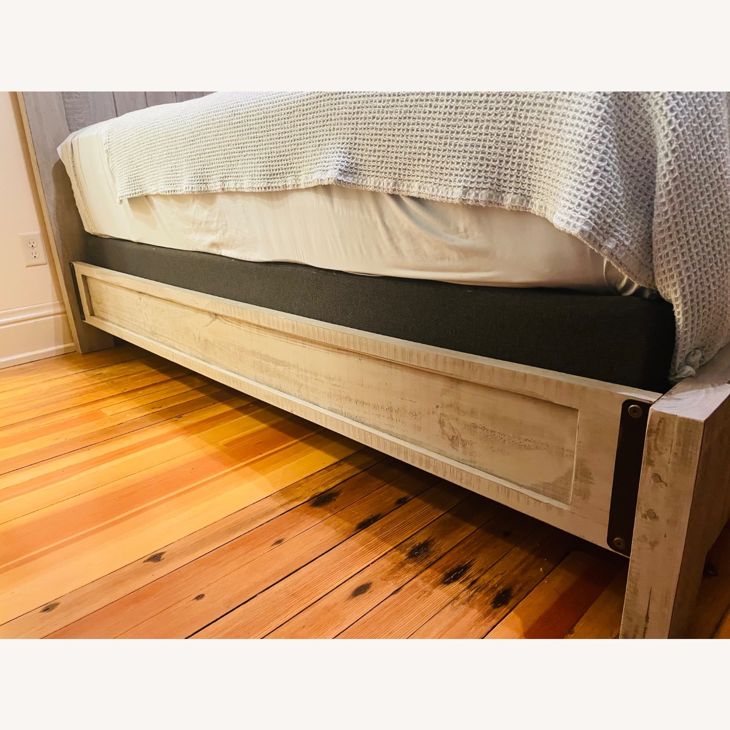 White Wood Queen Bed - image-3