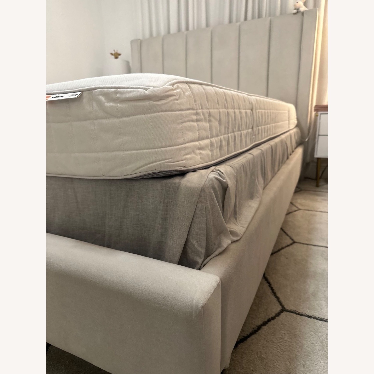 City Furniture Audrey Light Gray Velvet Queen Bed - image-8