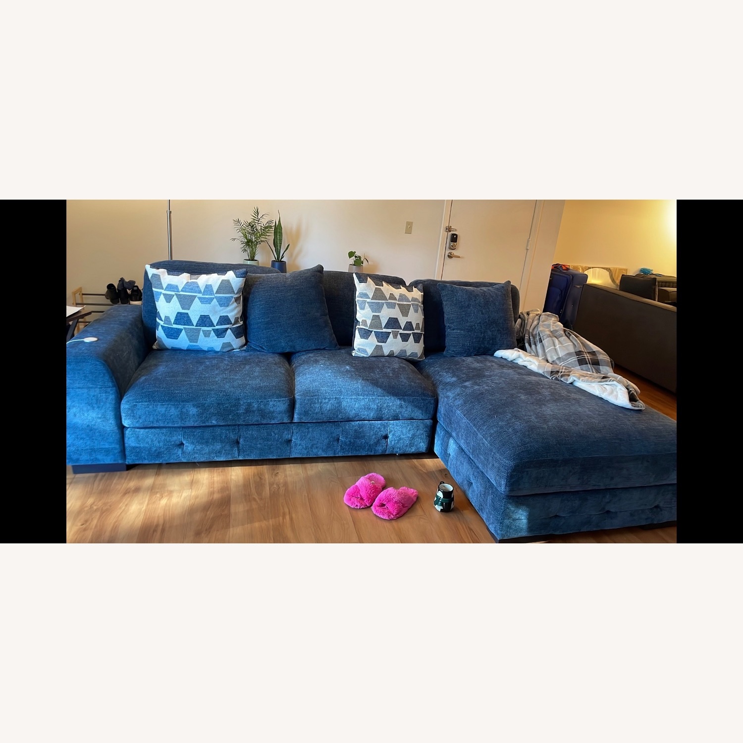 Bob's Discount Furniture 2 Piece Sectional With Pull Out and Storage - image-3