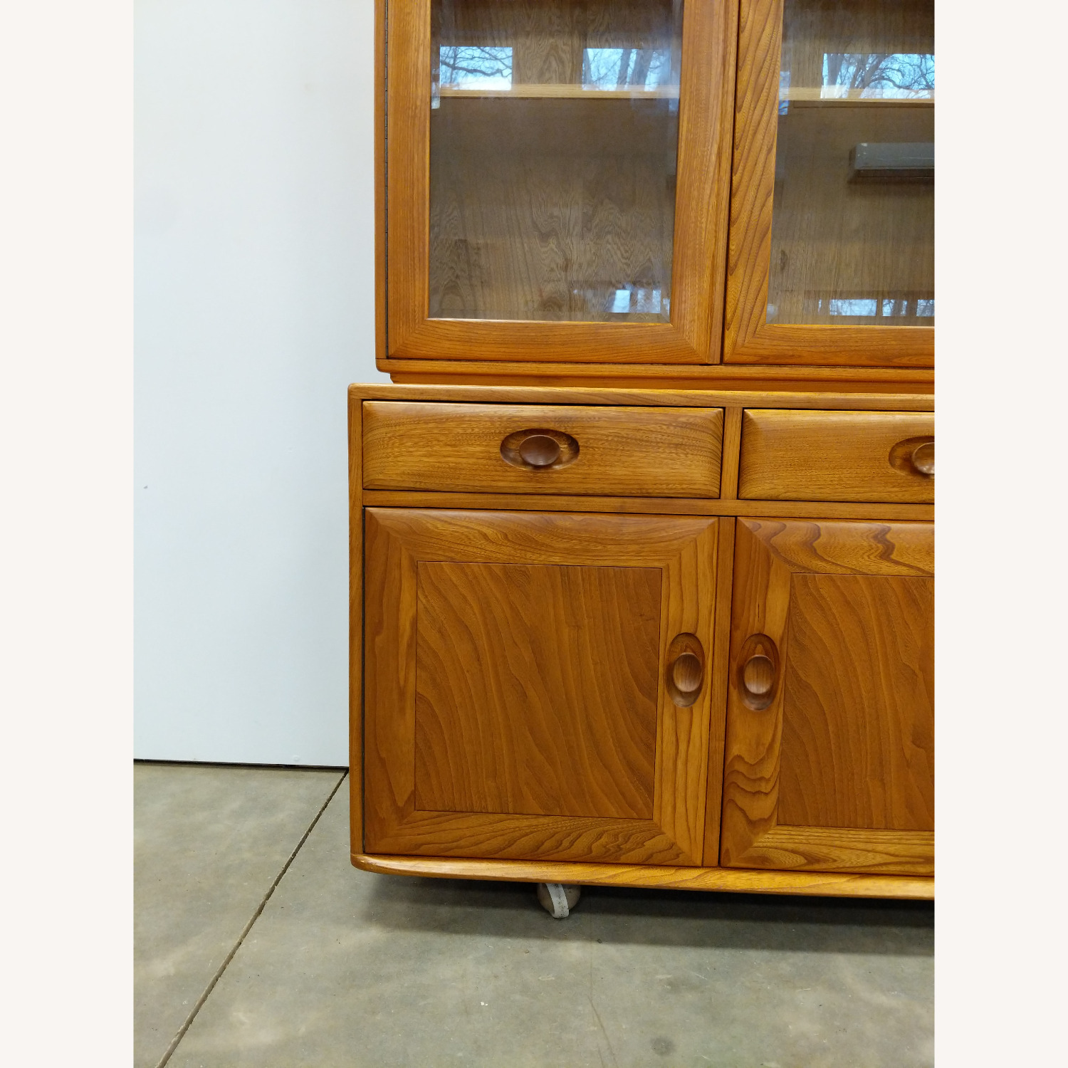 Vintage Sideboard / Hutch / China Cabinet by Ercol - image-9