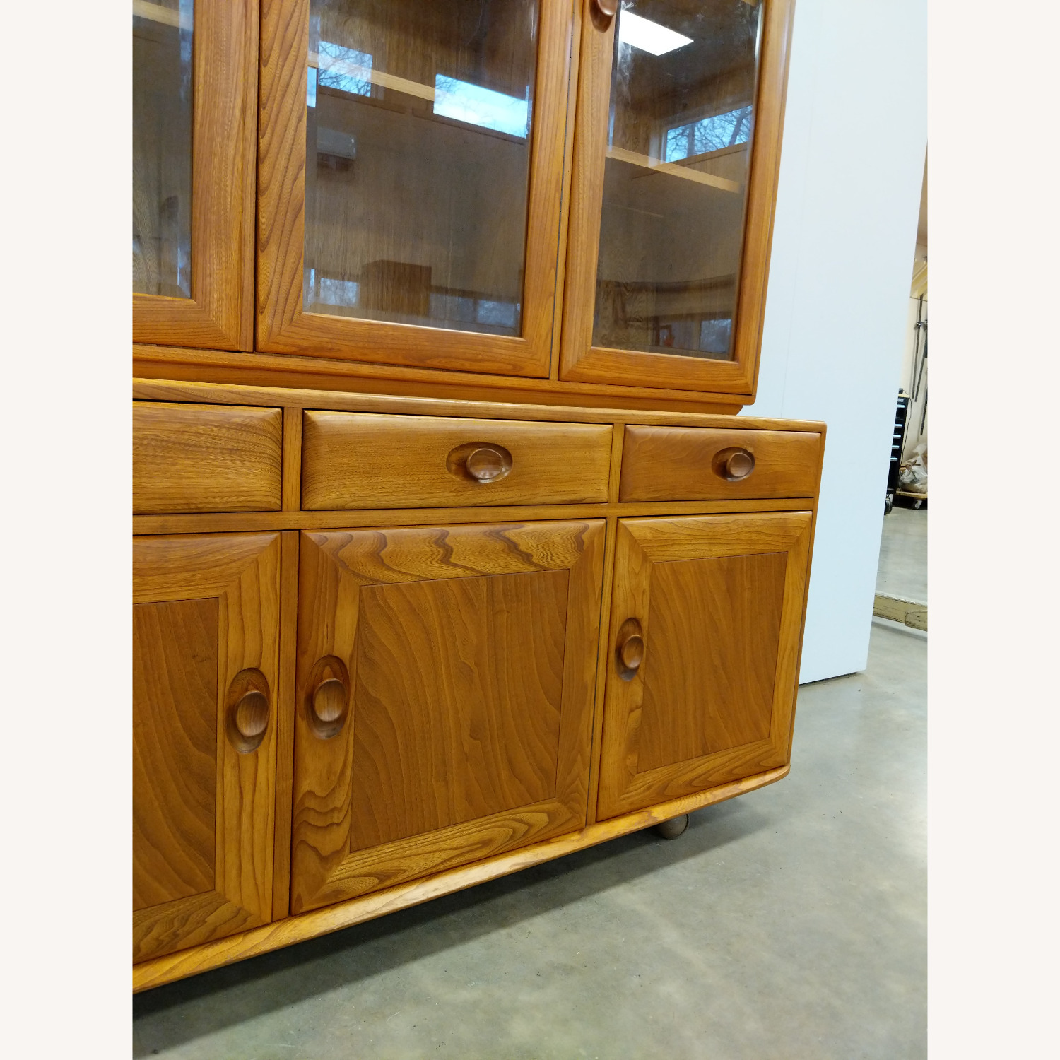 Vintage Sideboard / Hutch / China Cabinet by Ercol - image-11