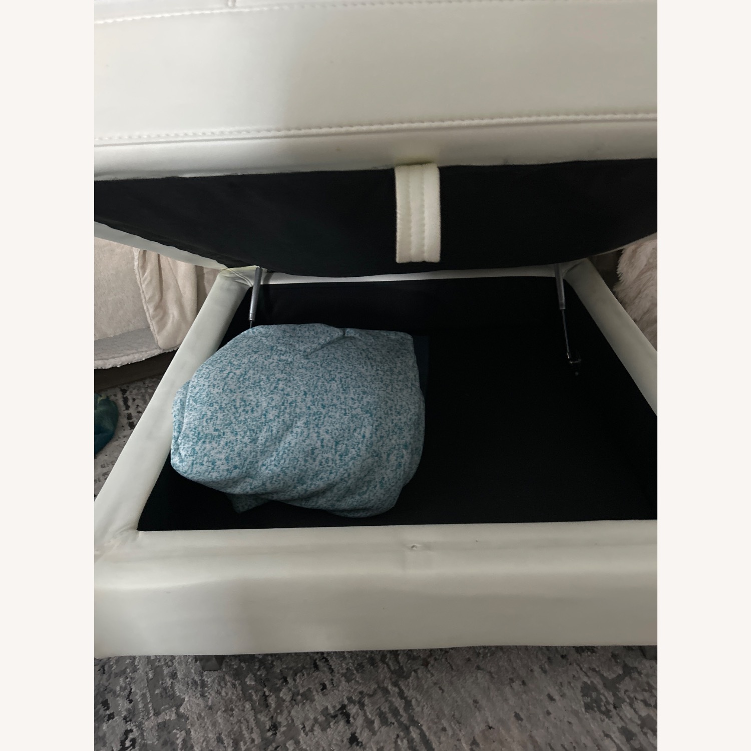 Bob's Discount Furniture White 2 Seater Sofa - image-5