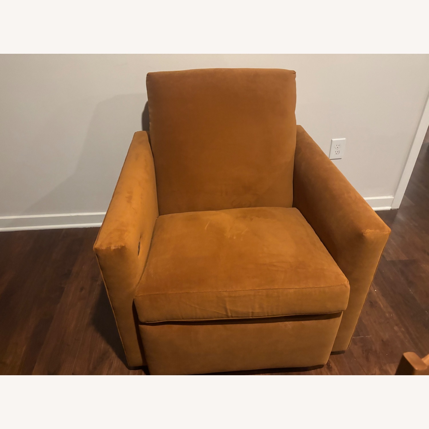 Lounge 34” Power Recliner Chair - image-3