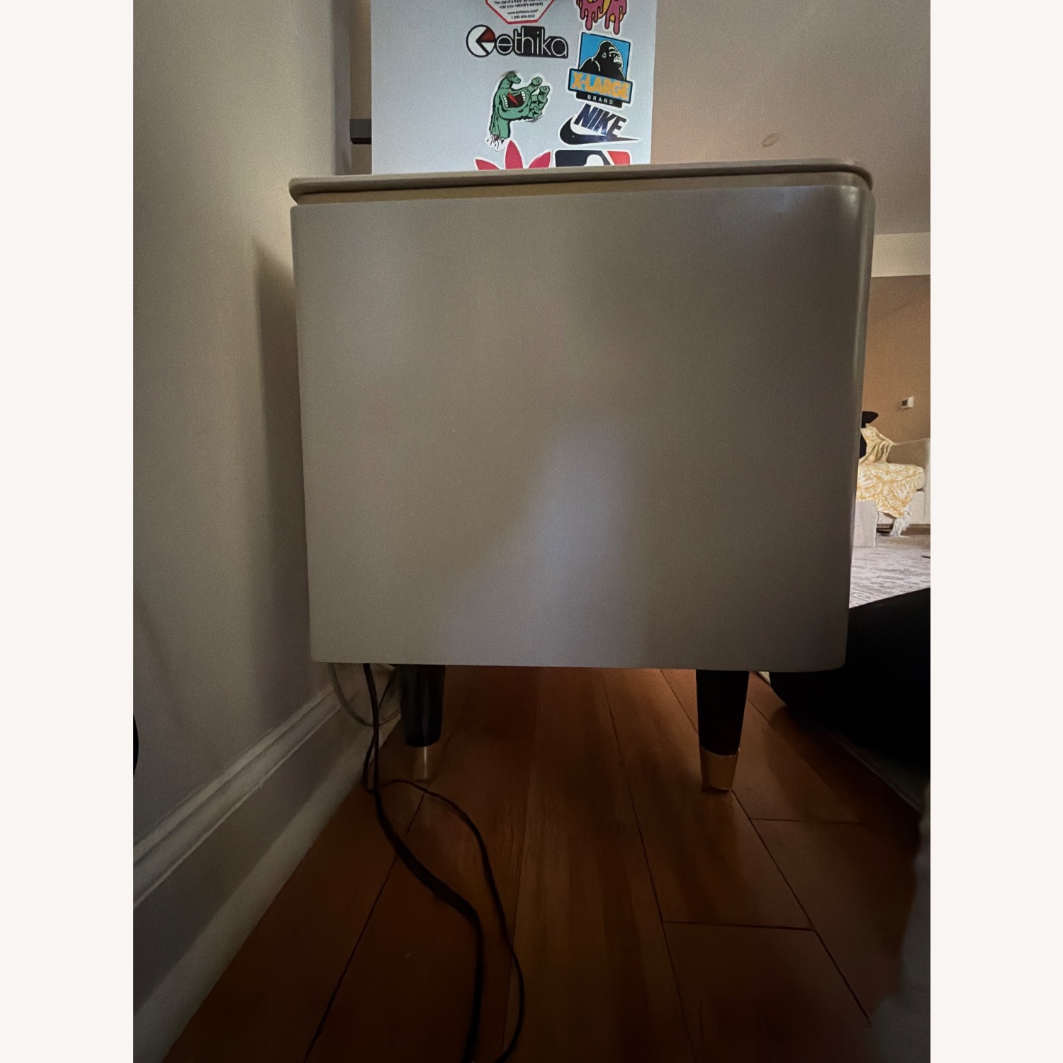 Light Gray Marble Décor - image-3