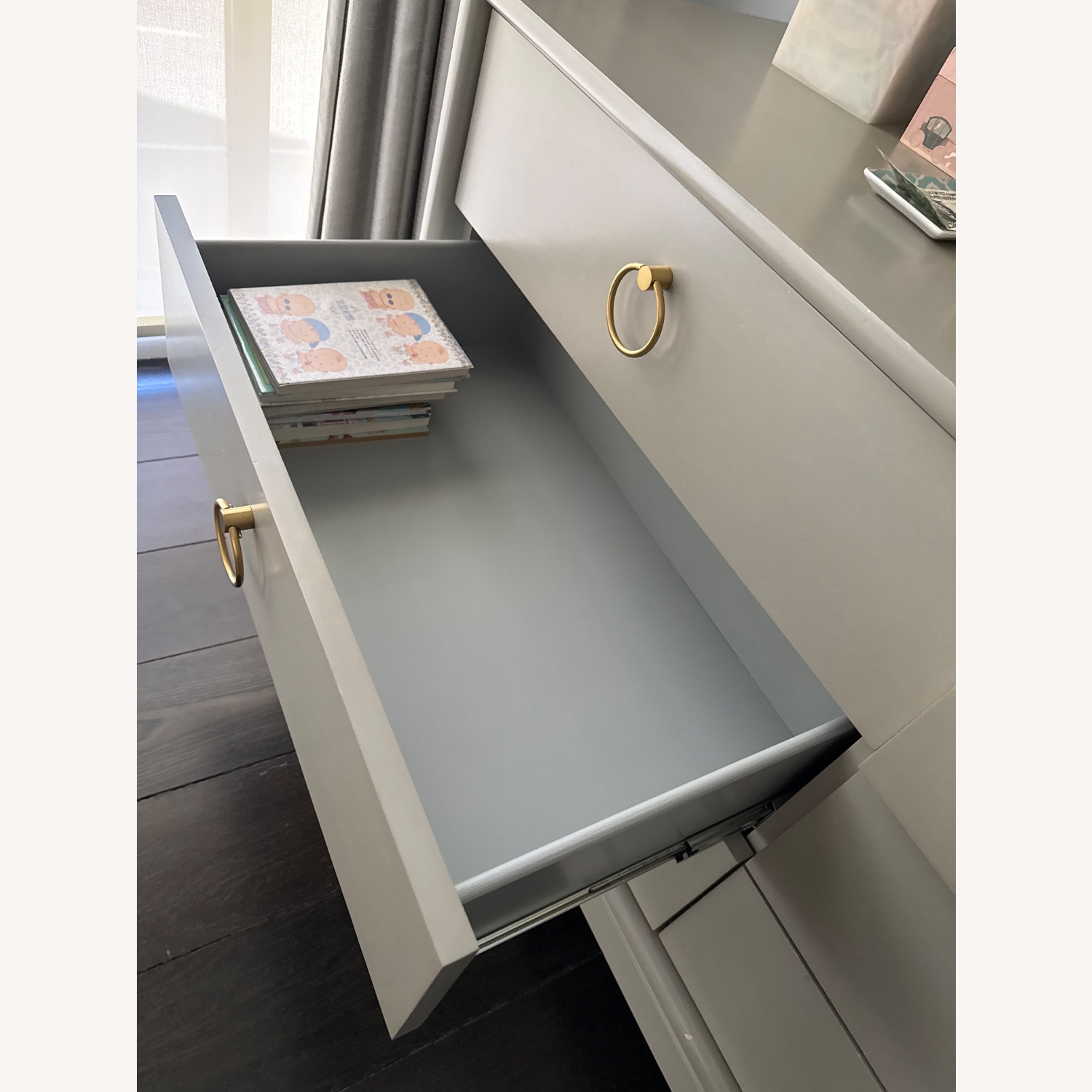 Fiona Light Gray Wood Dresser (6 Drawers) - image-4