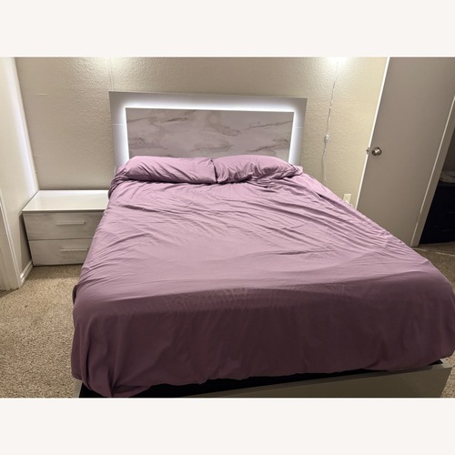 Used Rooms To Go White Queen Bed for sale on AptDeco