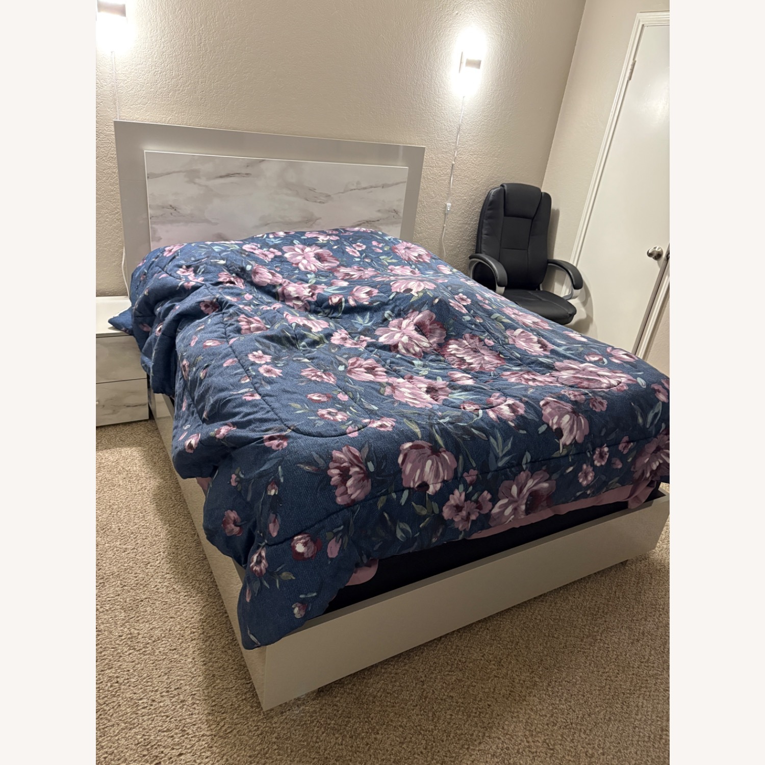 Rooms To Go White Queen Bed - image-4