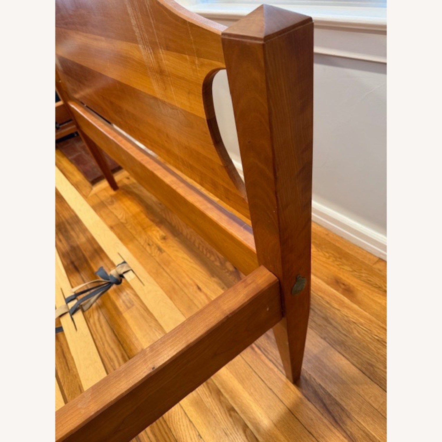 Scott Jordan Furniture Light Brown Full Bed - image-4