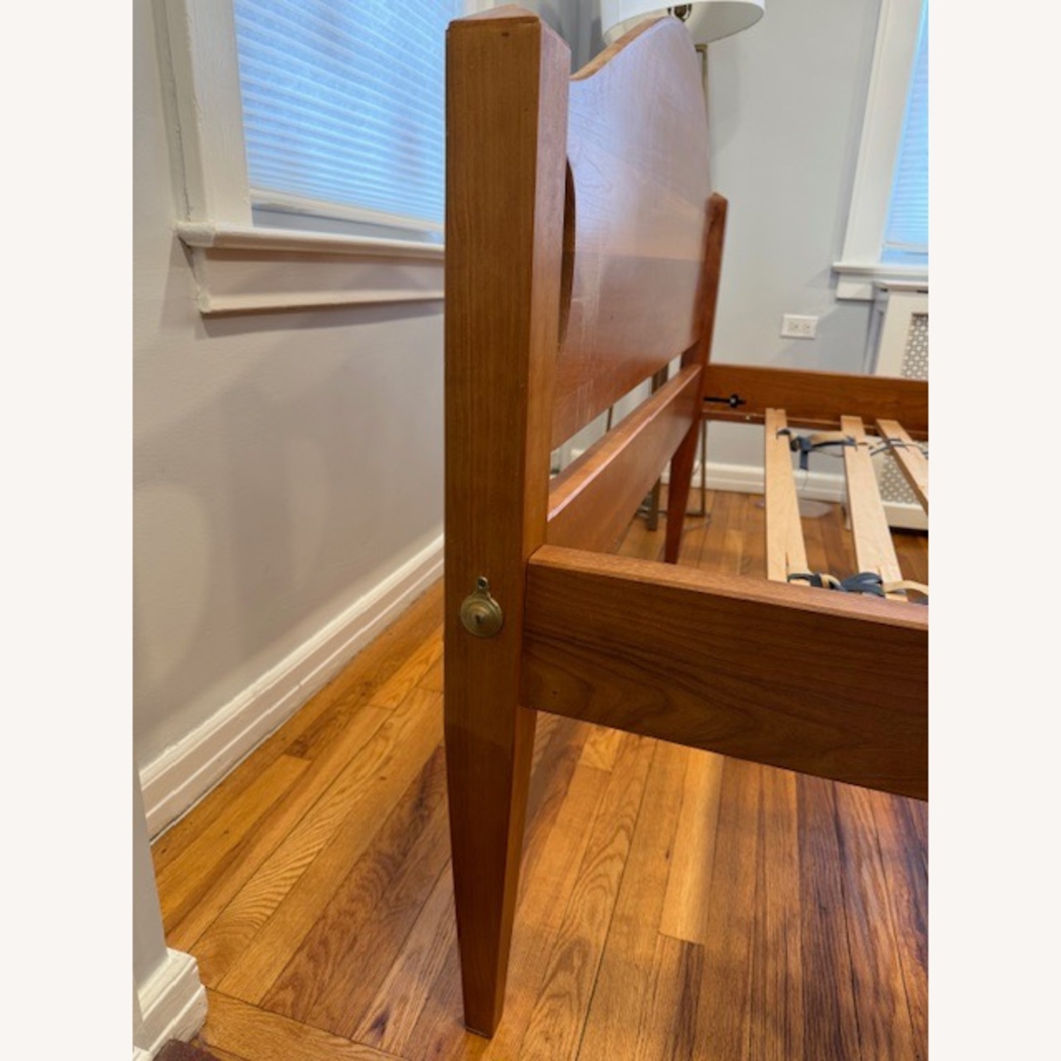 Scott Jordan Furniture Light Brown Full Bed - image-2