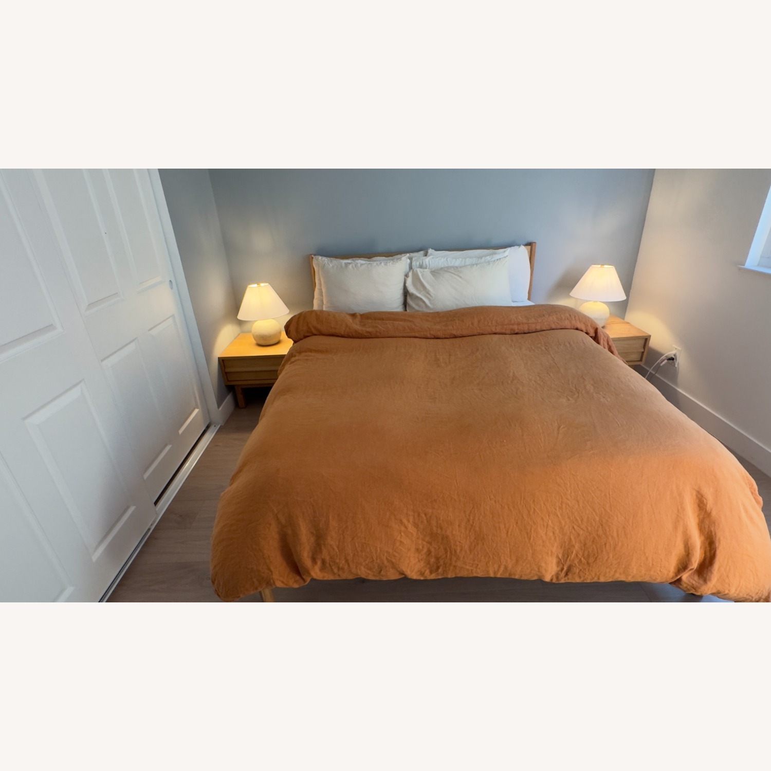 EQ3 Monarch Natural Wood Queen Bed - image-9