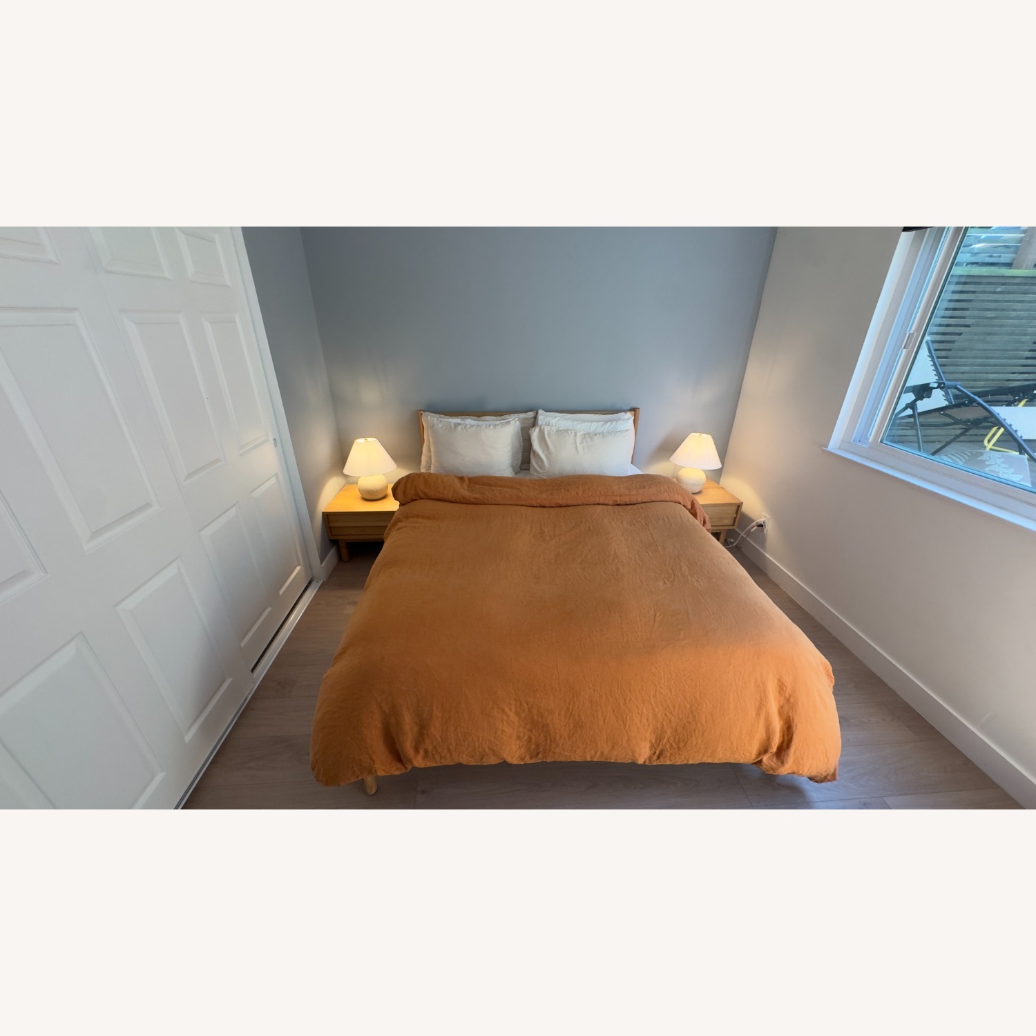 EQ3 Monarch Natural Wood Queen Bed - image-7