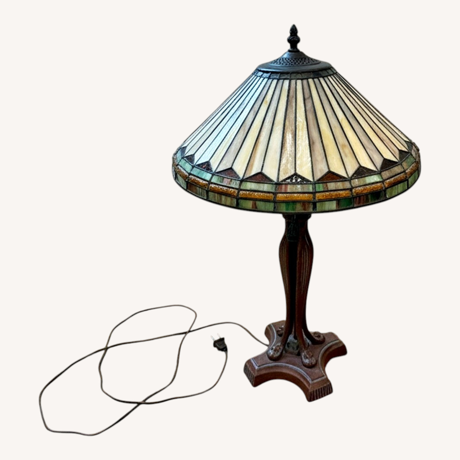Tiffany-style Lamp - image-0