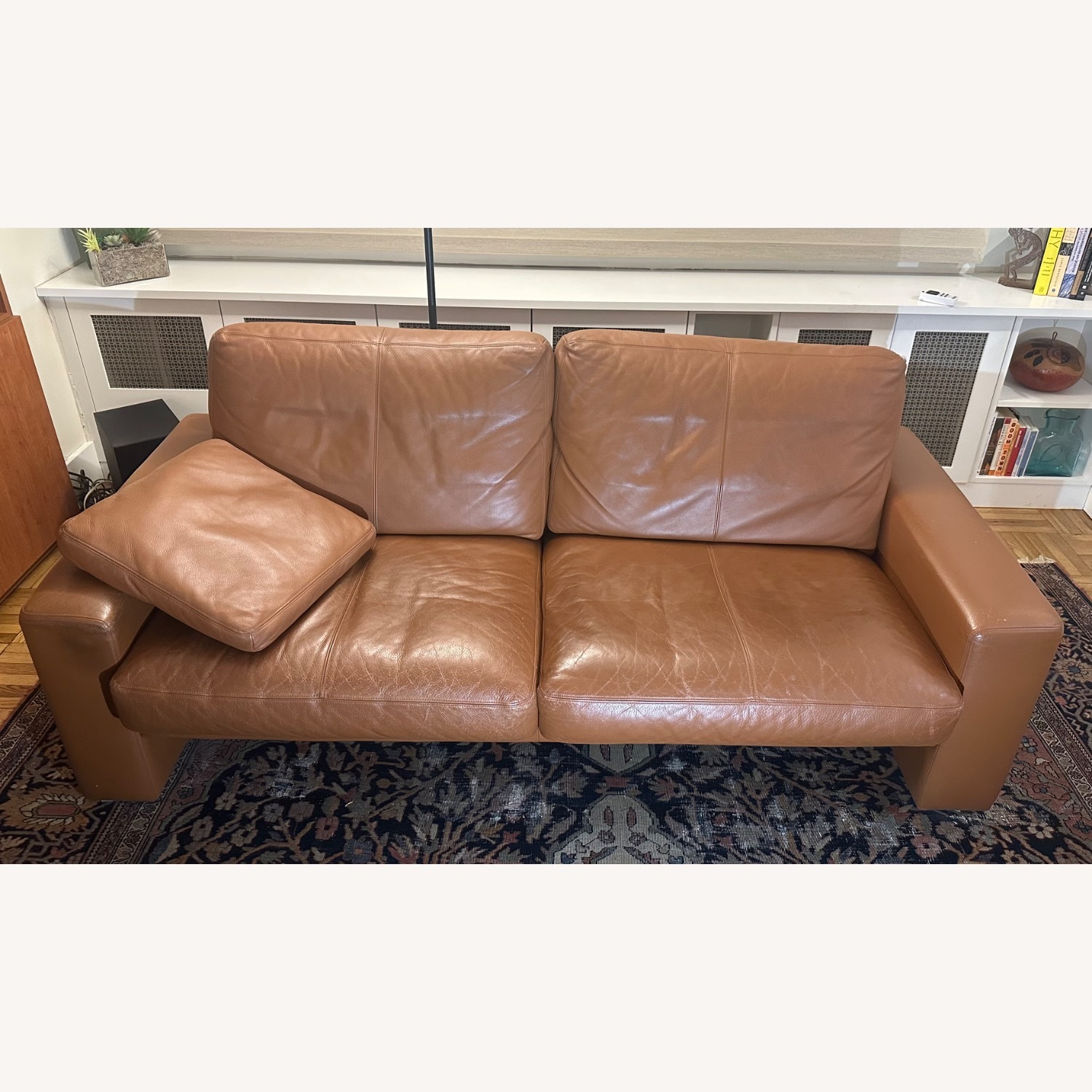 Stylish Sofa in Top Quality Leather - image-4