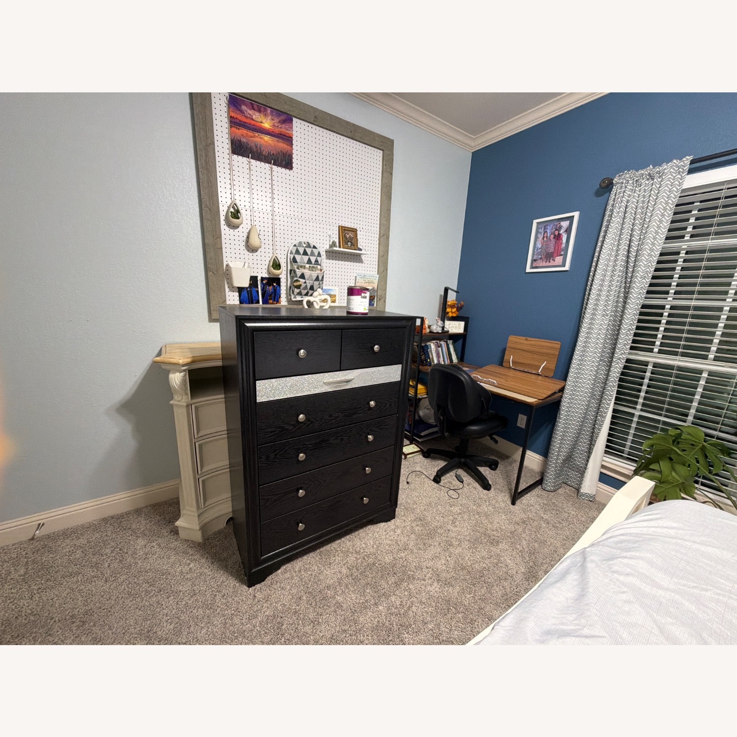 Miranda Modern 5-Drawer Chest Silver Panel, Solid Wood - image-3