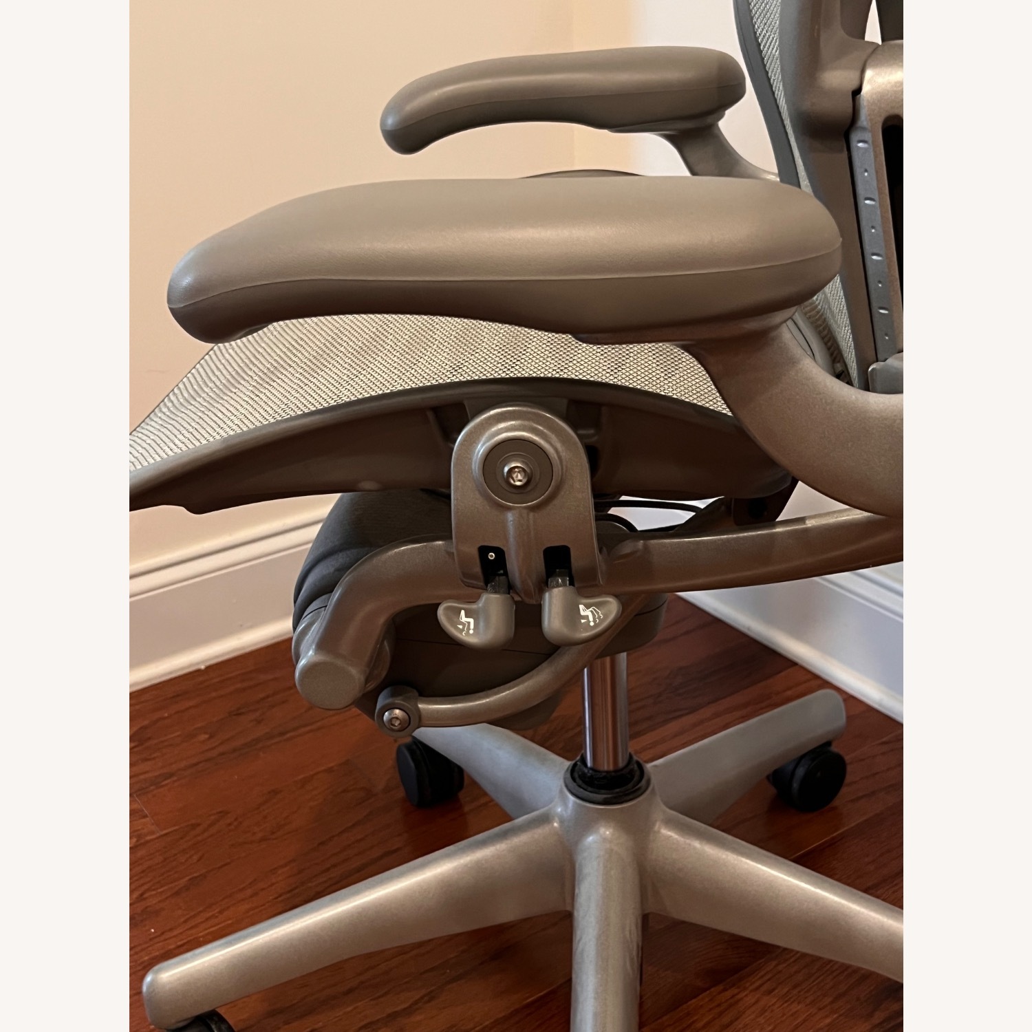 Herman Miller Lt Gray Office Chair - image-4