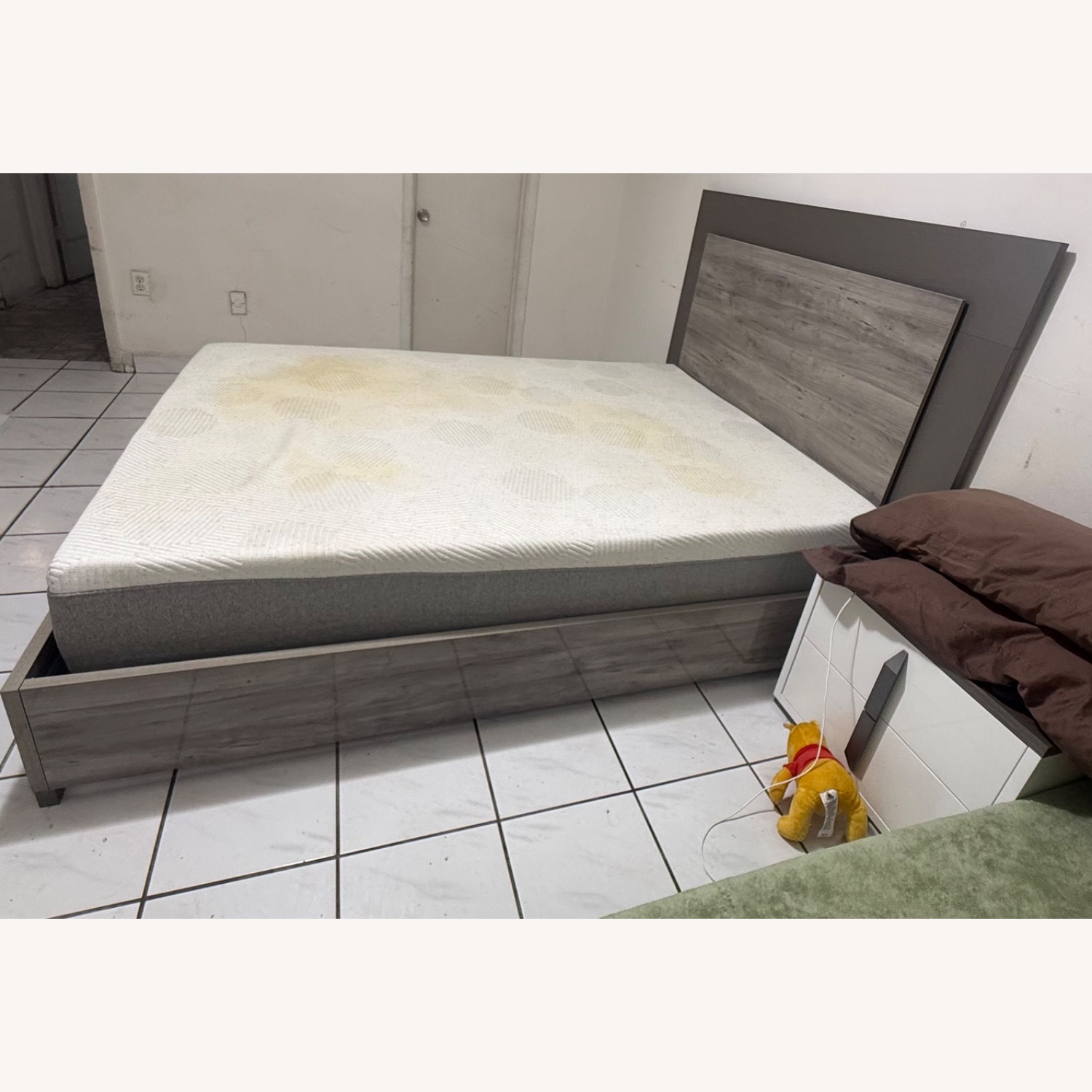 Trailer Park Slope Light Gray Wood Queen Bed - image-3