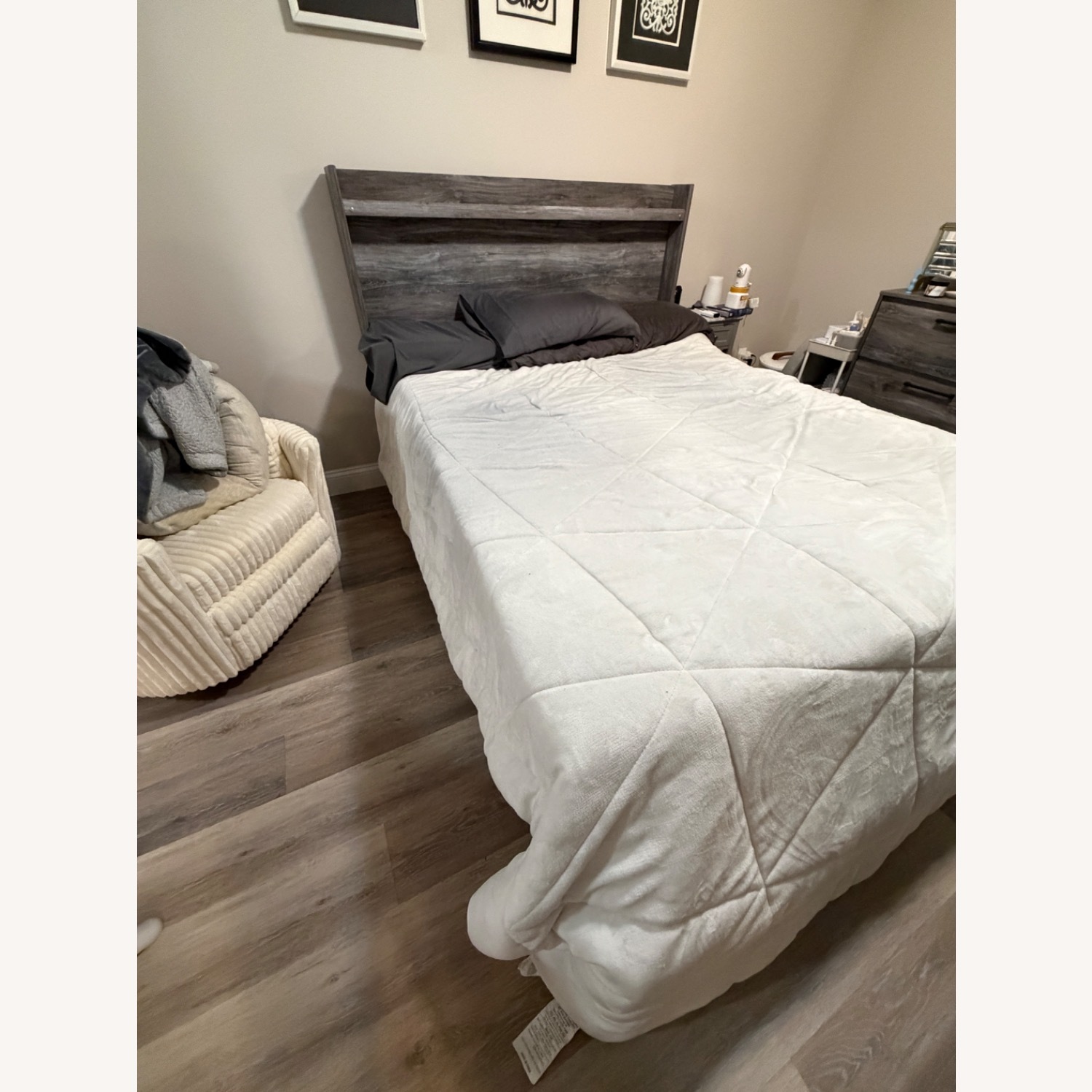 Ashley Furniture Light Gray Wood Queen Bed - image-3