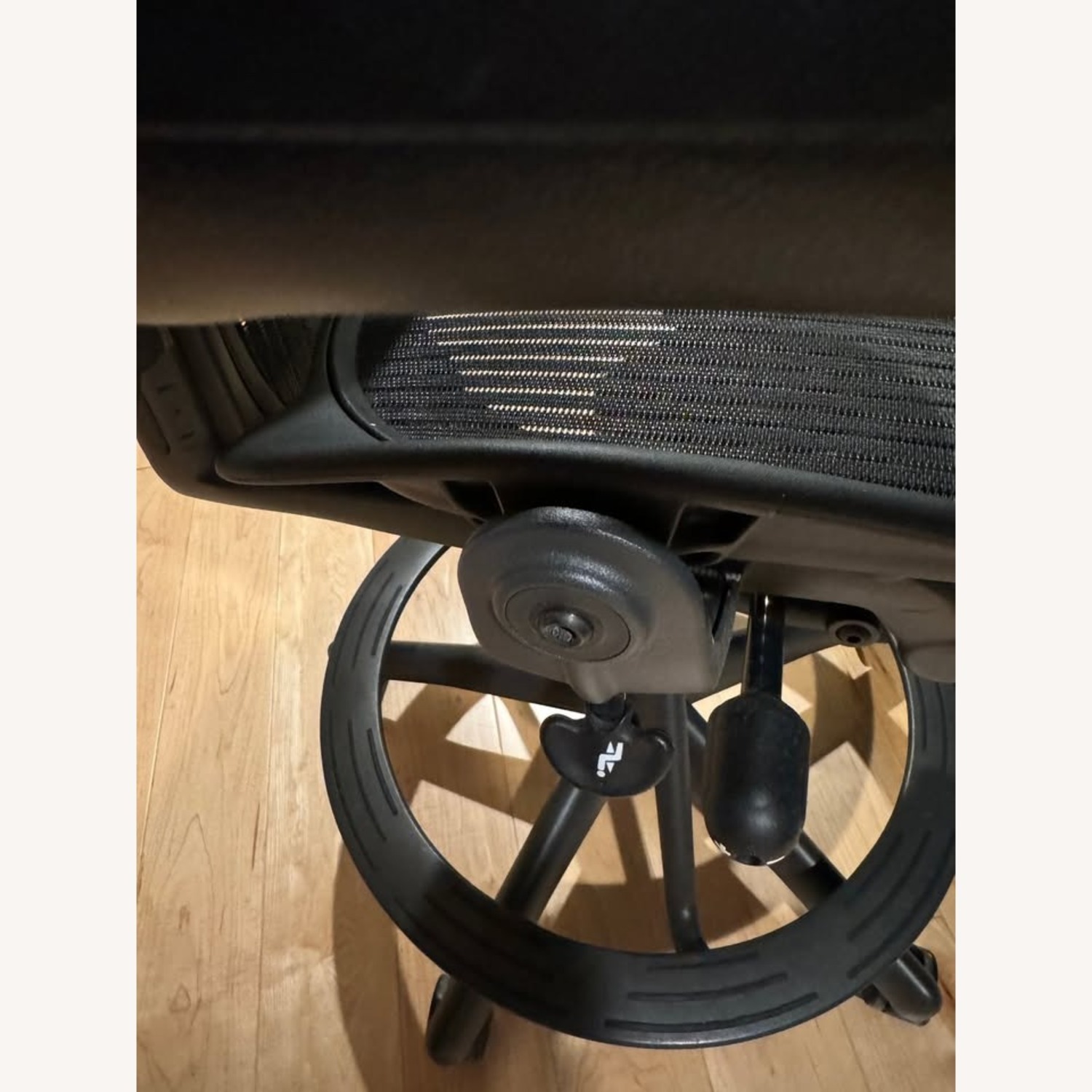 Herman Miller Aeron Classic Drafting Stool B 2015 - image-2