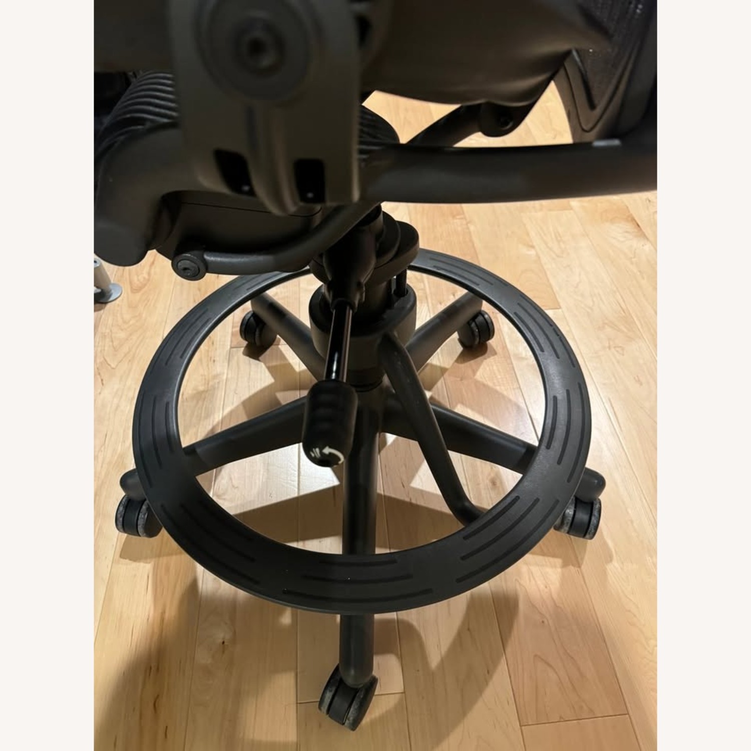 Herman Miller Aeron Classic Drafting Stool B 2015 - image-3